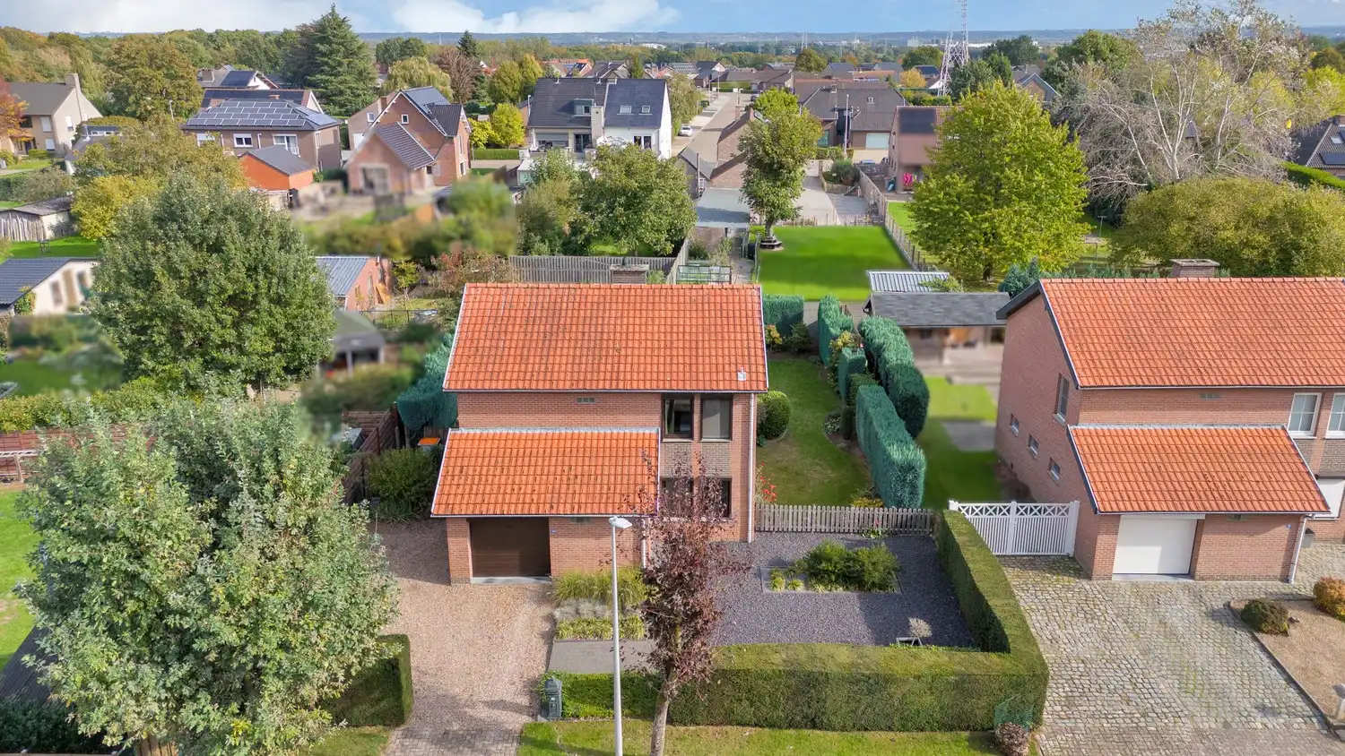 Verzorgde, op te frissen gezinswoning met 4 slaapkamers en gezellige tuin in Gellik, Lanaken! foto 3