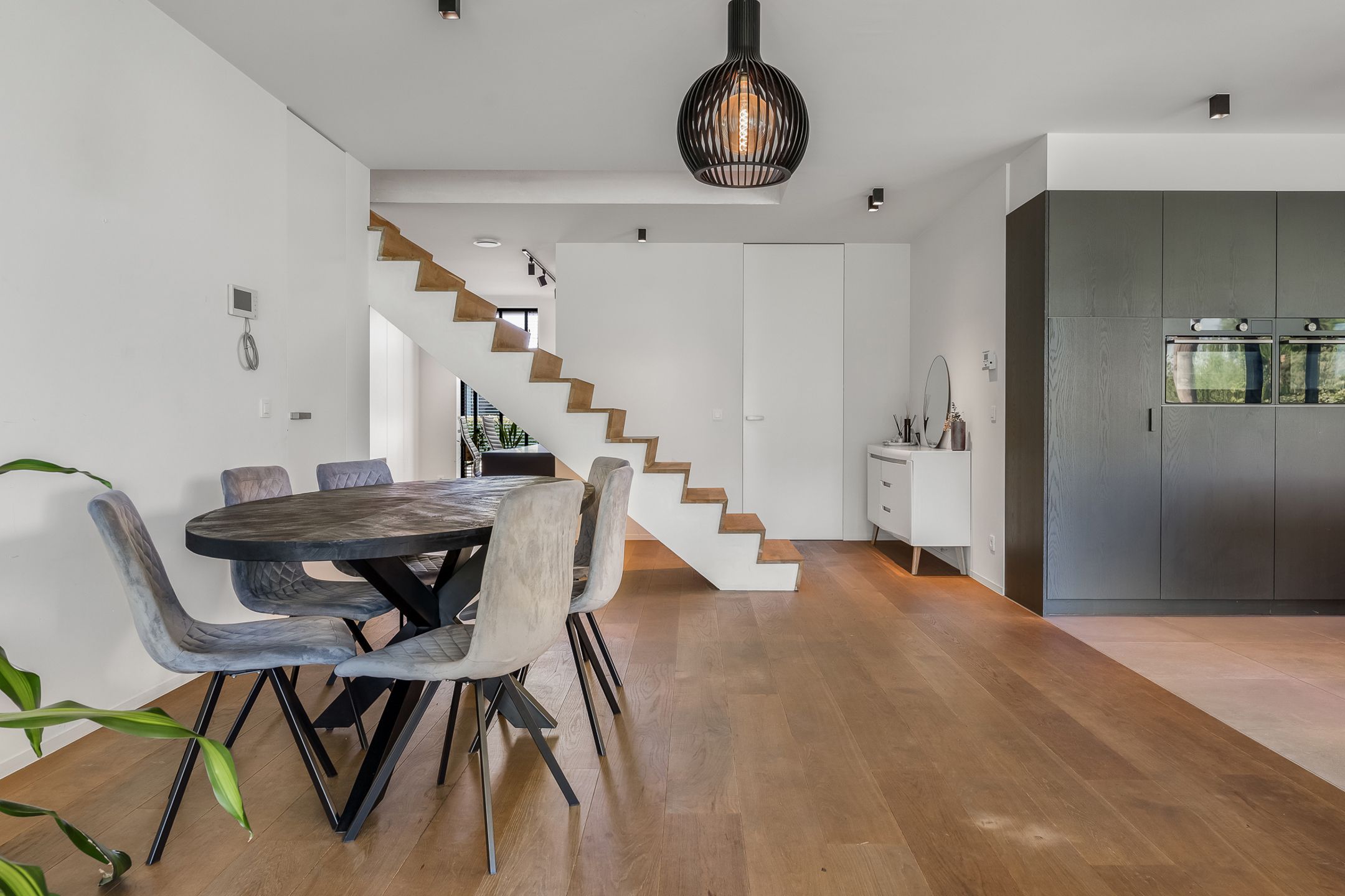 Strakke architectuur en moderne luxe in Diepenbeek foto 6