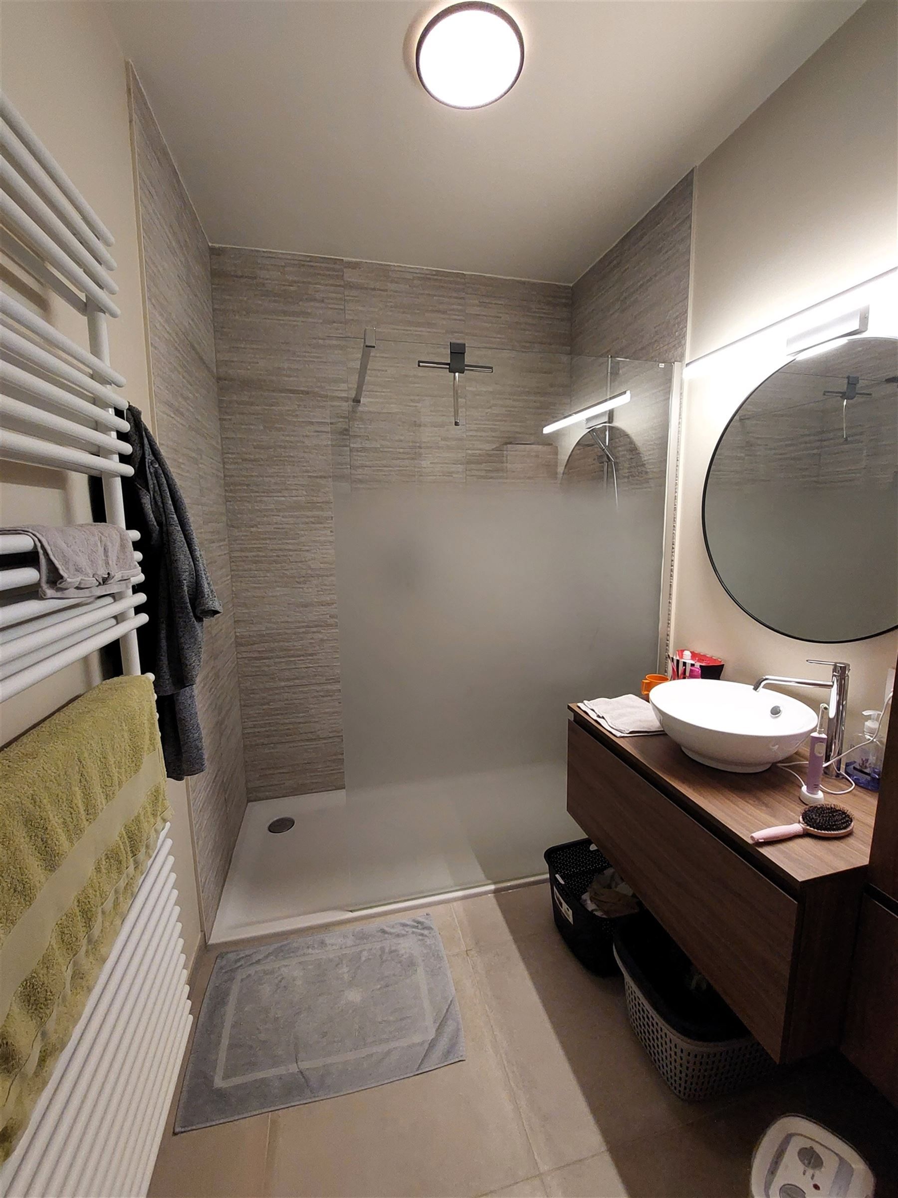 Recent appartement met twee slaapkamers en tuintje foto 7