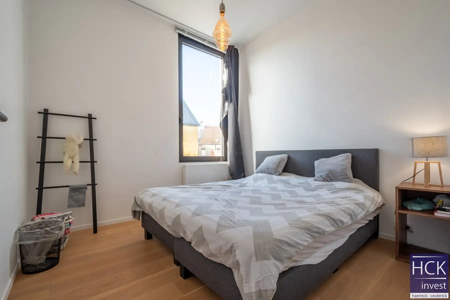 KORTRIJK - Instapklare woning met 2 SLPK. + bureau én stadskoer foto 13