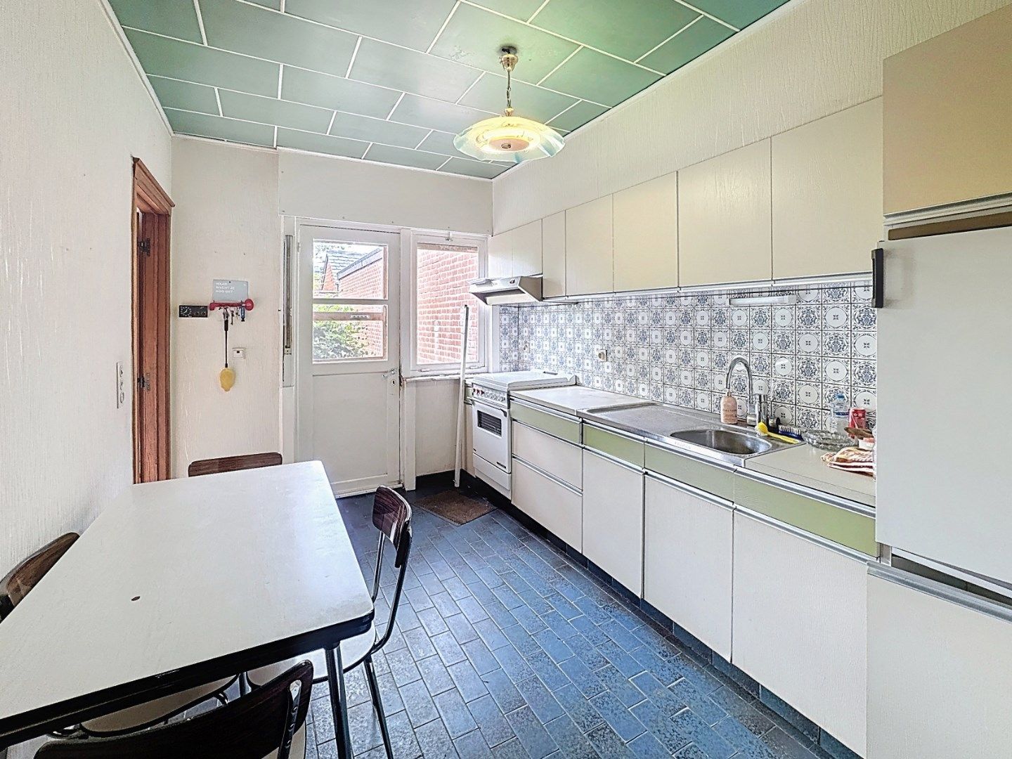 Te renoveren woning op afgesloten perceel van 936m² foto 8