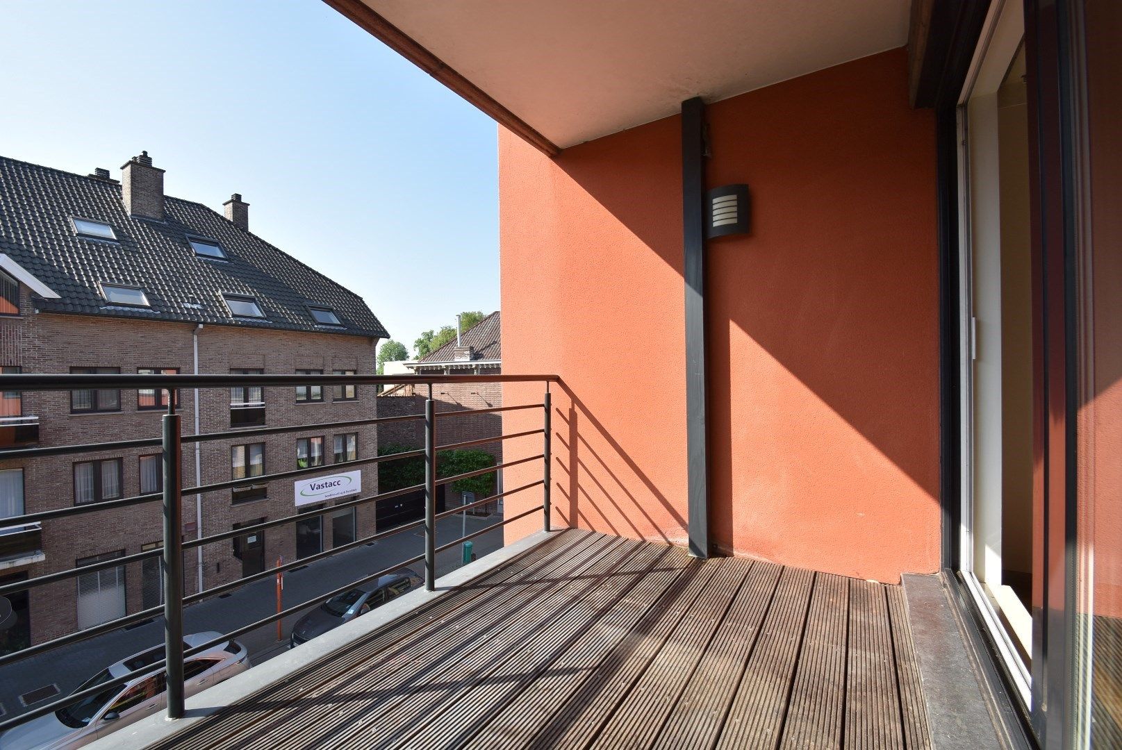 Degelijk 2-slaapkamer appartement met autostandplaats + in hartje Bilzen foto 9