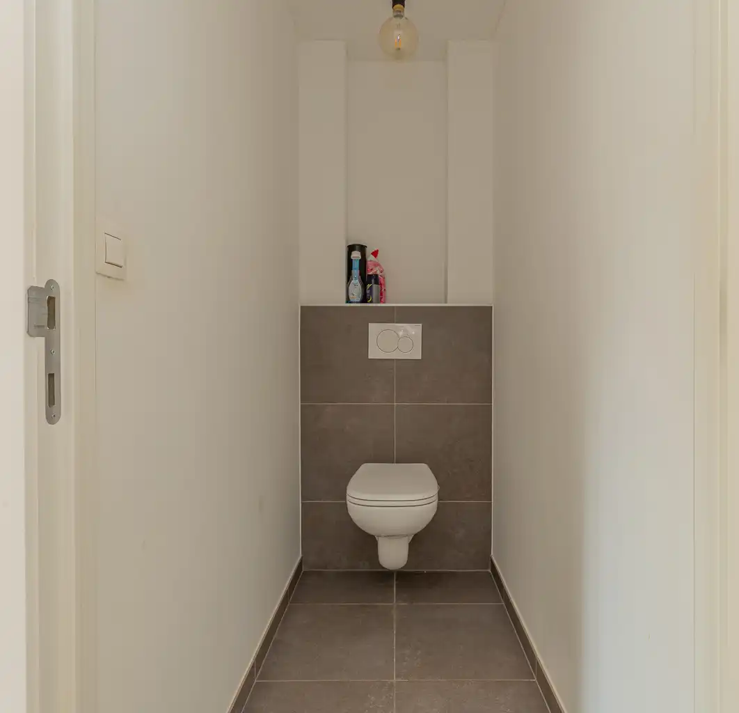 Recente driegevelwoning met zonnepanelen en vloerverwarming foto 12
