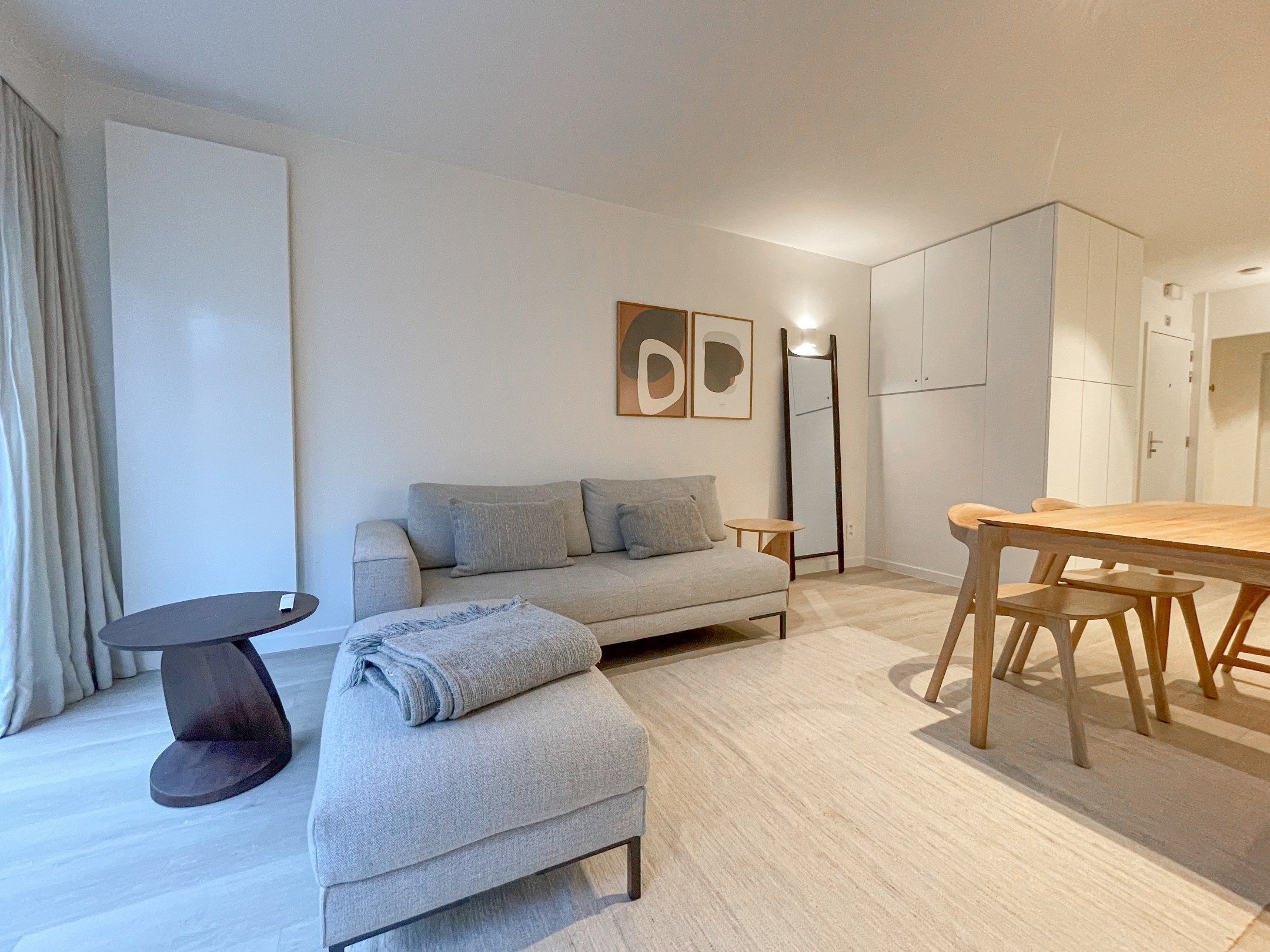 Recent tijdloos gerenoveerd appartement met zijdelings zeezicht. foto 2