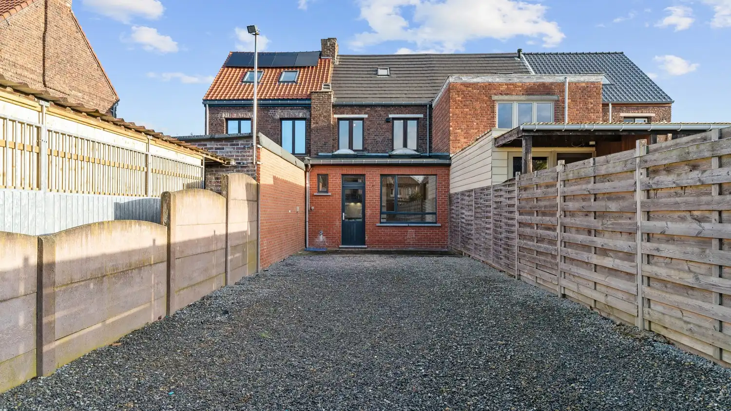 Volledig gerenoveerde woning met 3 slaapkamers en tuin. foto 22