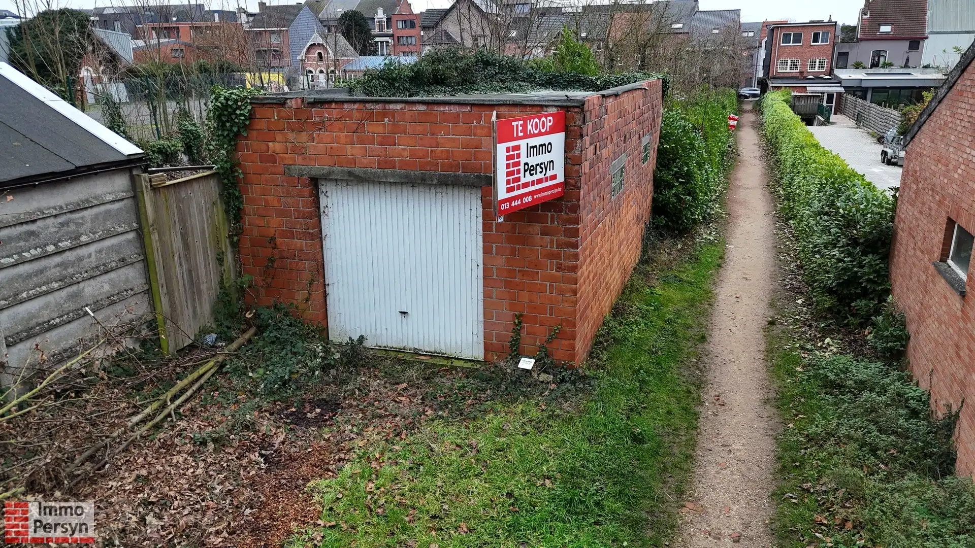 Gunstig gelegen garage met grond en potentieel voor stadstuin in de Rozenstraat foto {{pictureIndex}}