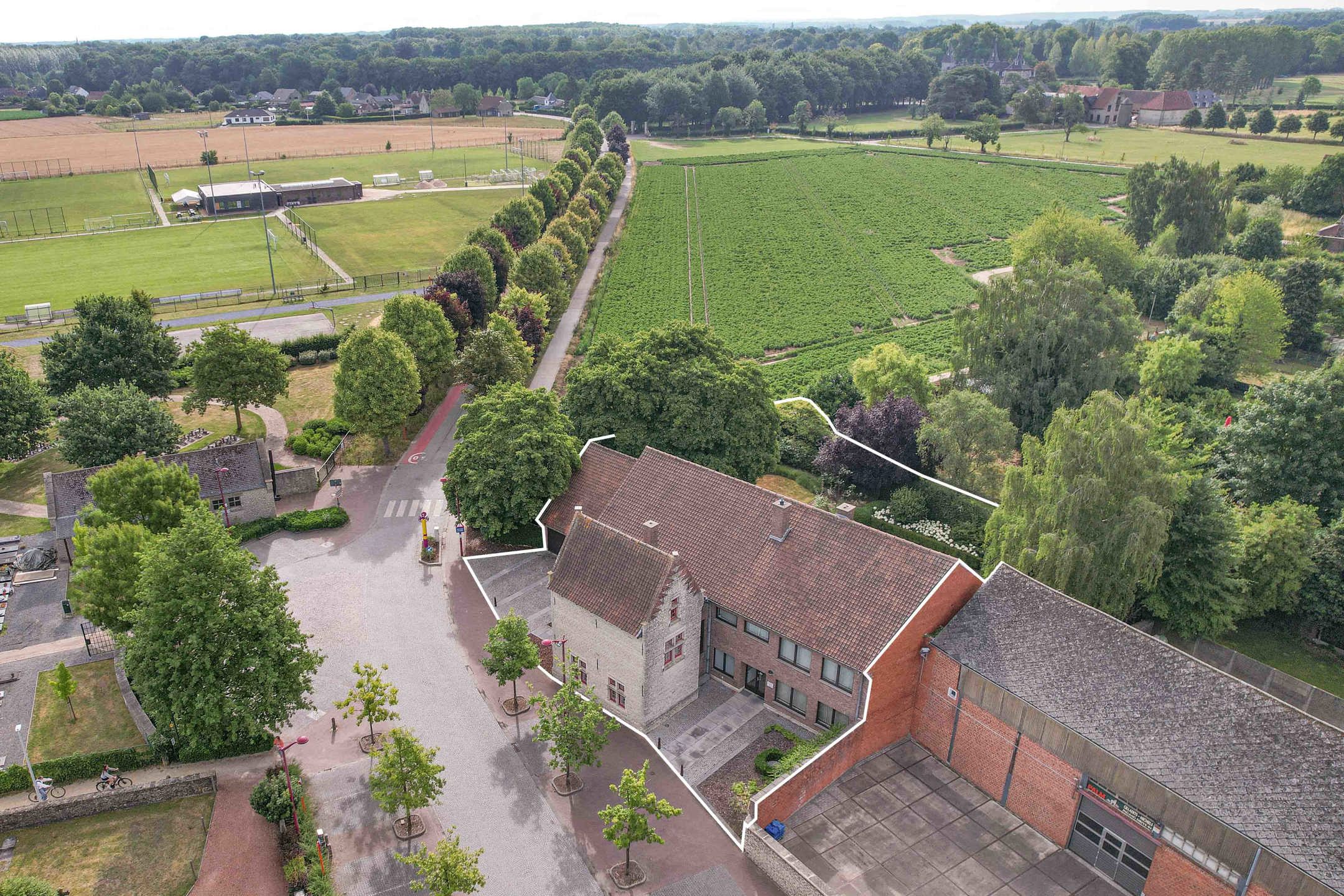 Riante woning met grote praktijkruimte foto 3