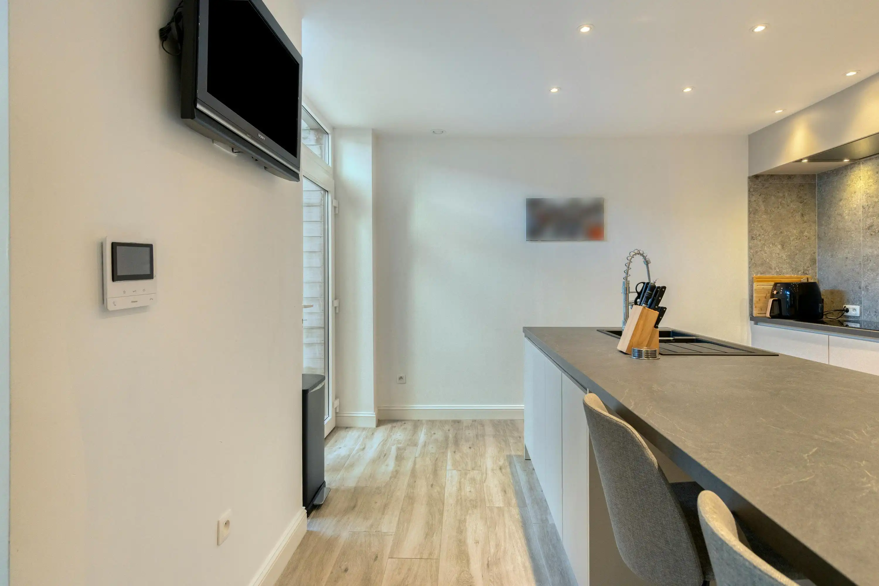 Volledig gerenoveerde woning met garage te koop in Wevelgem!  foto 9