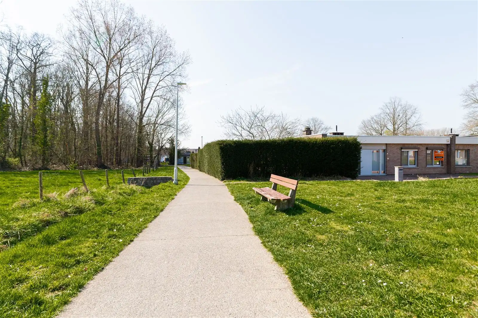 Halfopen bungalow met zonnige ruime tuin foto 16