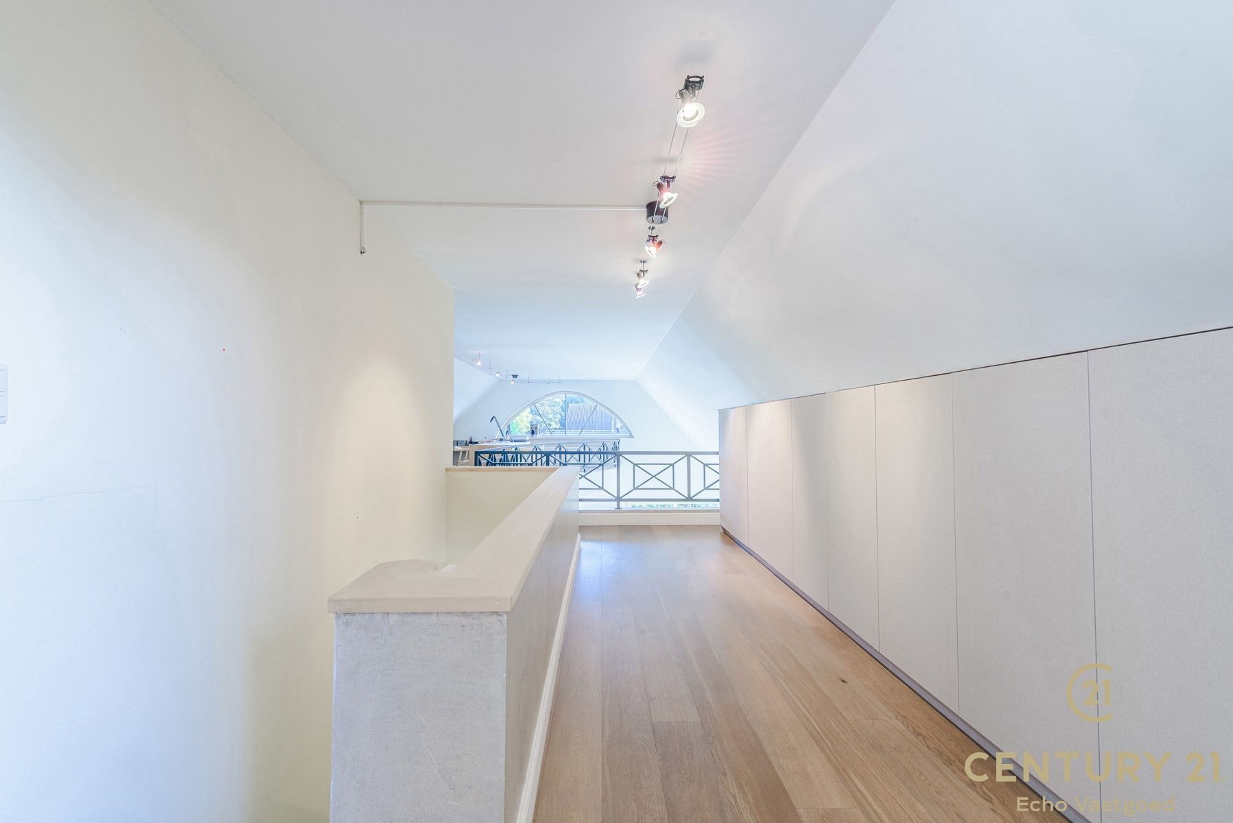 Praktisch gelegen, perfect onderhouden villa met zwembad foto 21