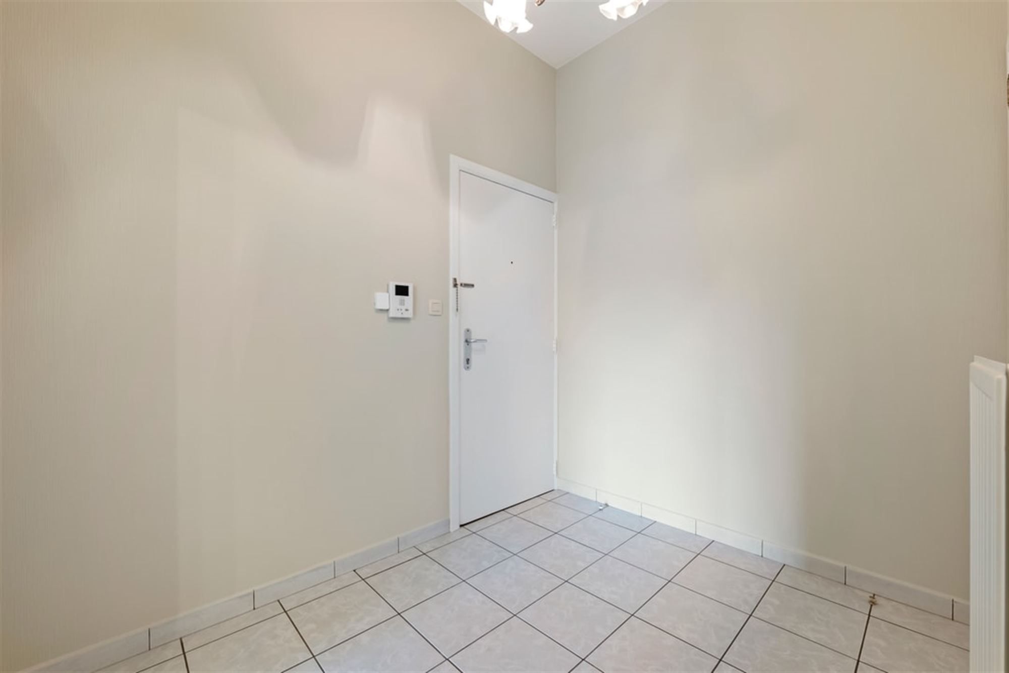 RUIM GELIJKVLOERS APPARTEMENT MET 3 SLKS EN EEN STAANPLAATS OP WANDELAFSTAND VAN HET CENTRUM VAN SINT-TRUIDEN  foto 17