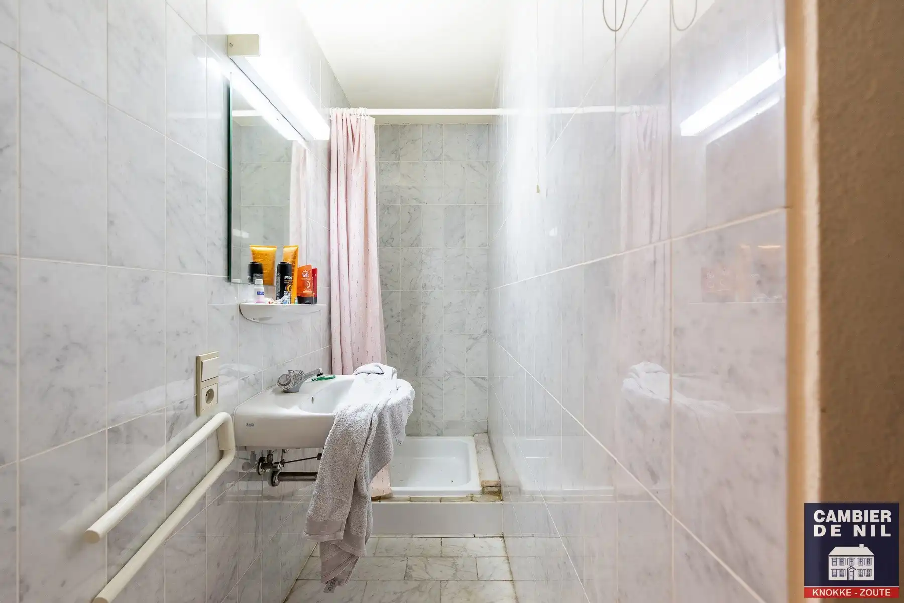 Gemeubeld appartement met frontaal zeezicht aan het Vanbunnenplein foto 12