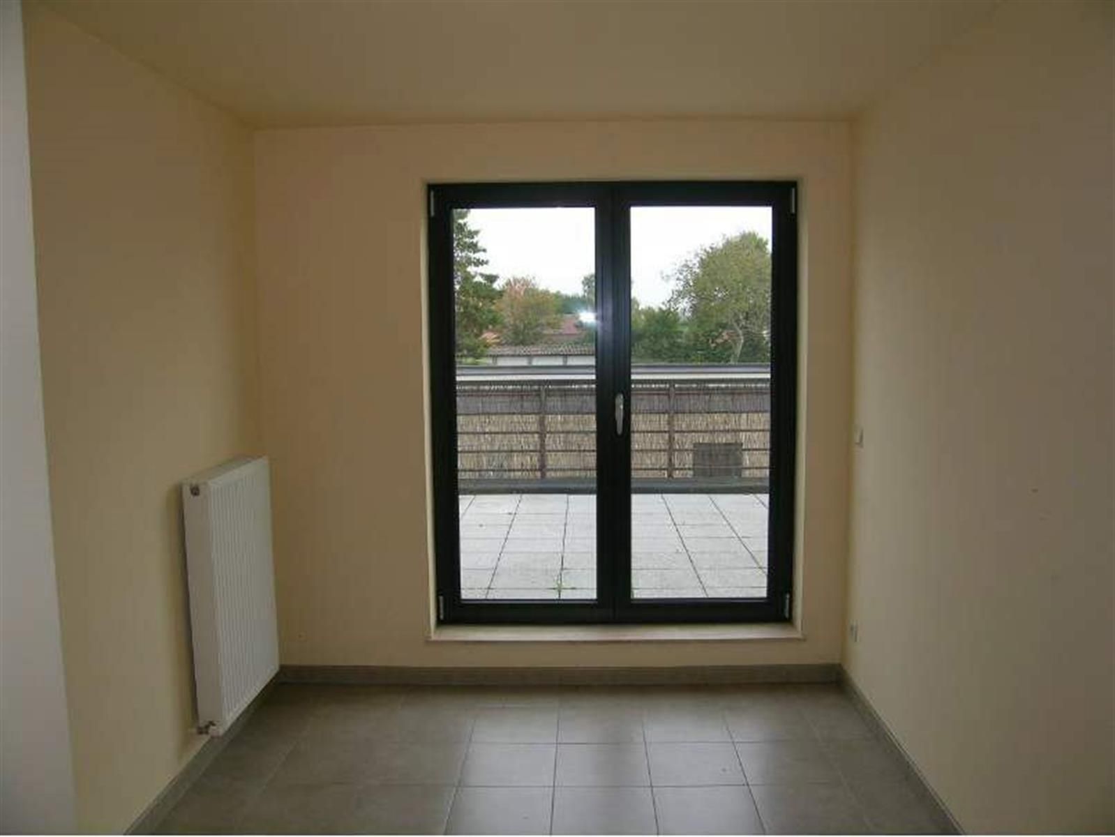 Een appartement op de 1ste verdieping met 2 slaapkamers, terras en garage.  foto 12