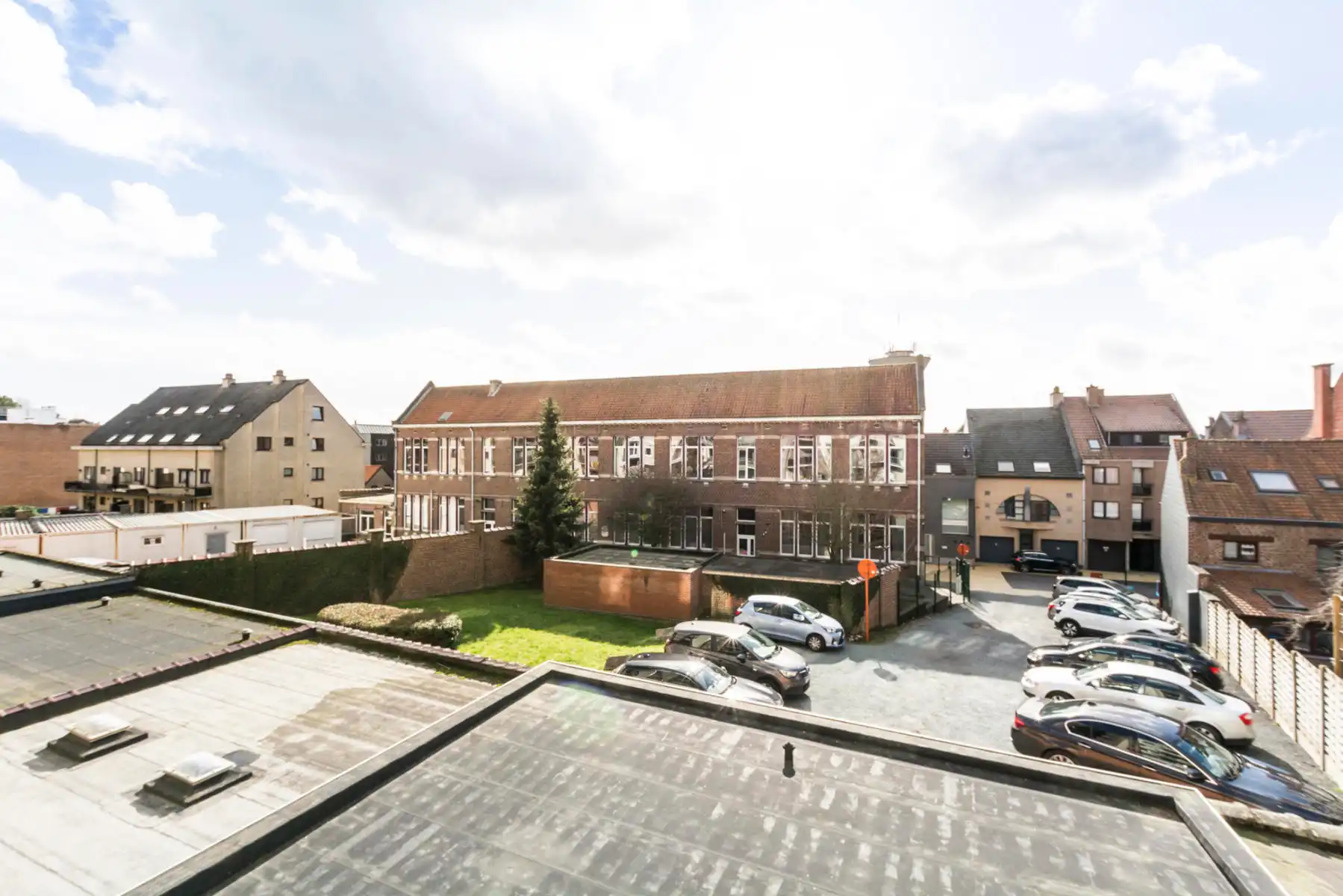 Een verzorgd appartement met ruime kelder, balkon en garage foto 9