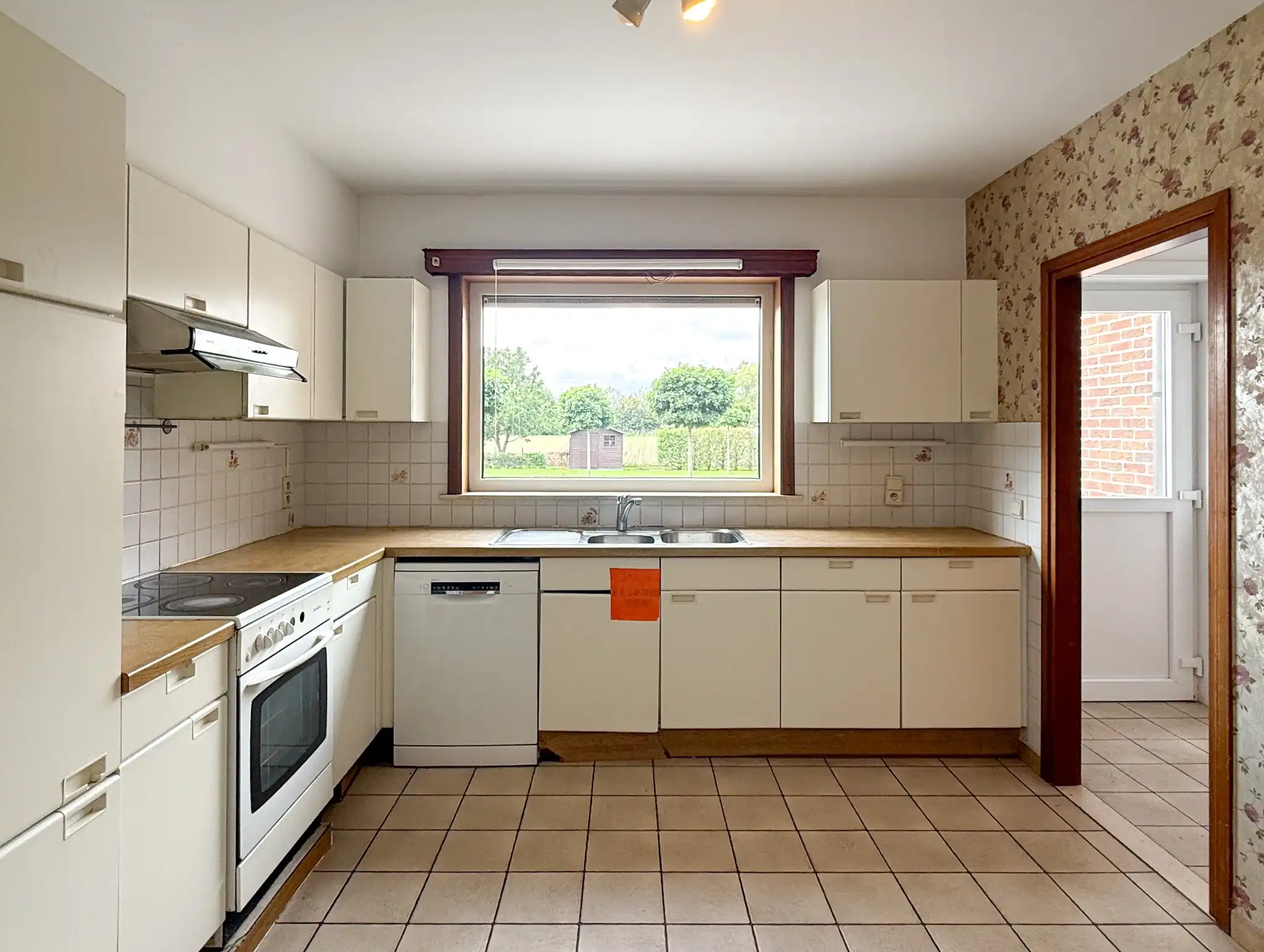 Ruime woning met 3 slaapkamers, tuin, terras en garage in Verrebroek foto 3