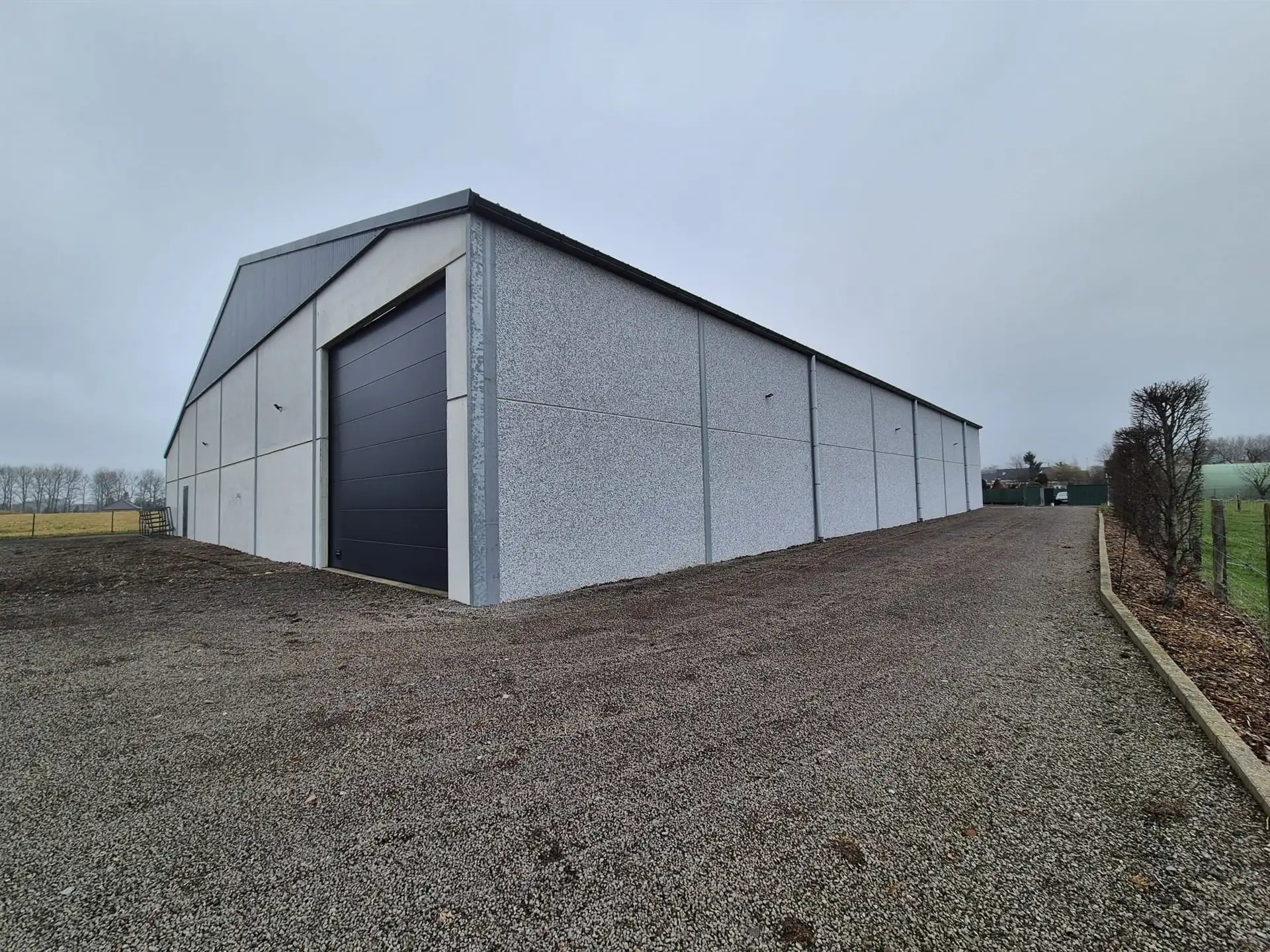Loods van ± 1.000 m² met ruime buitenopslag. foto 10