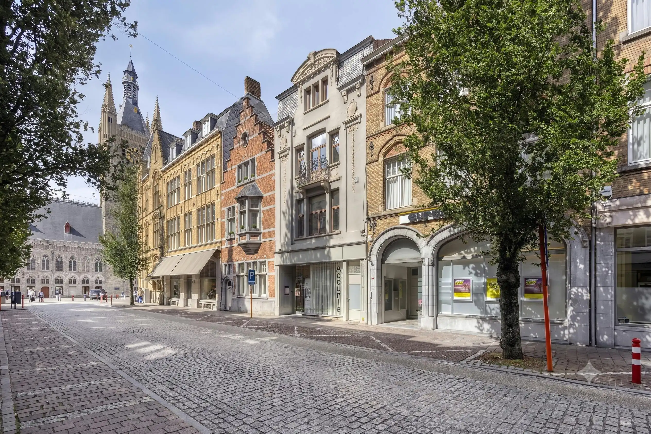 Ruim appartement (142m²) met 3 slaapkamers en terras in Ieper centrum  foto 2
