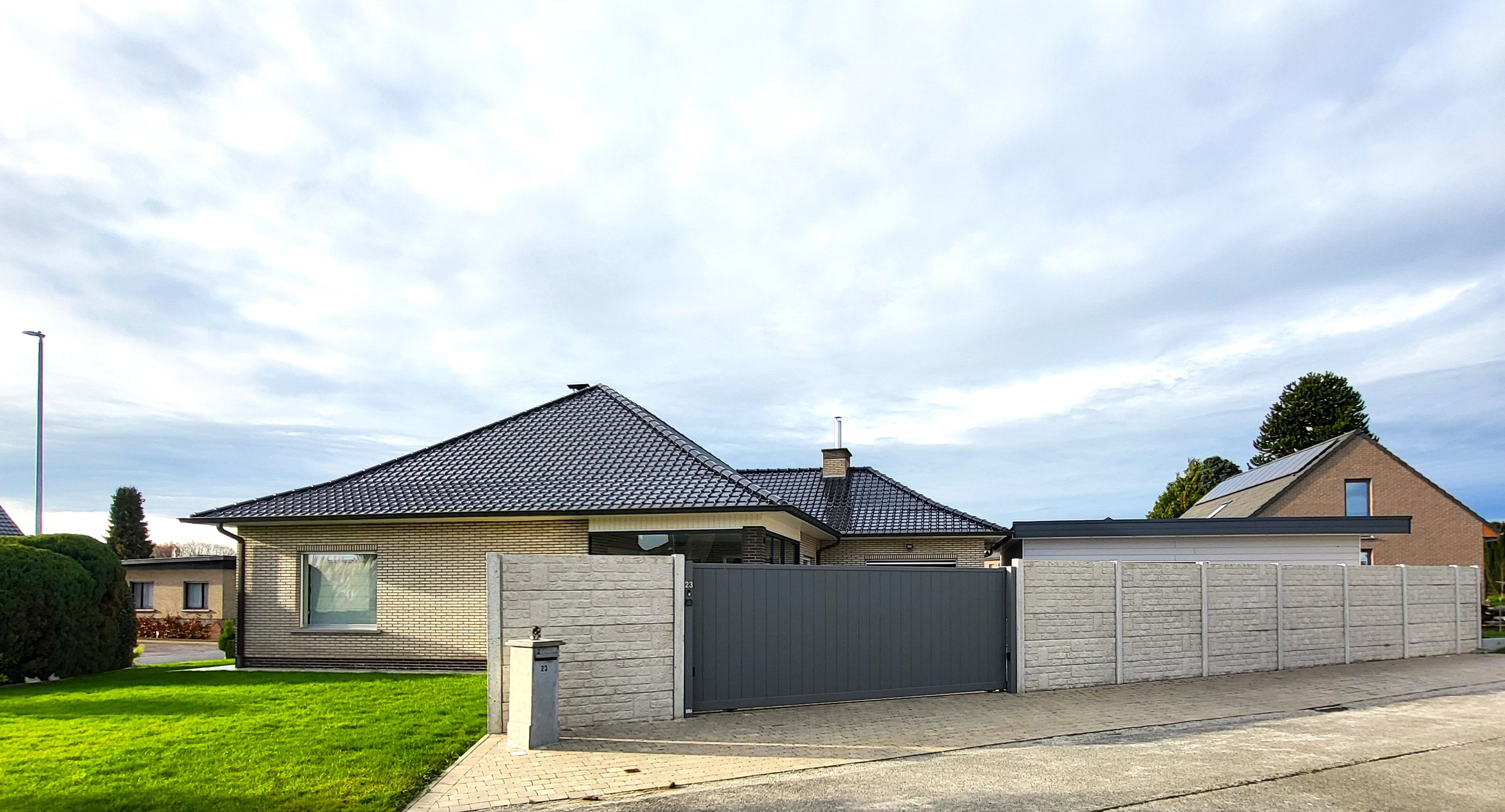 Instapklare villa op een perceel van 648 m² met dubbele garage, veranda en tuin.  foto 4