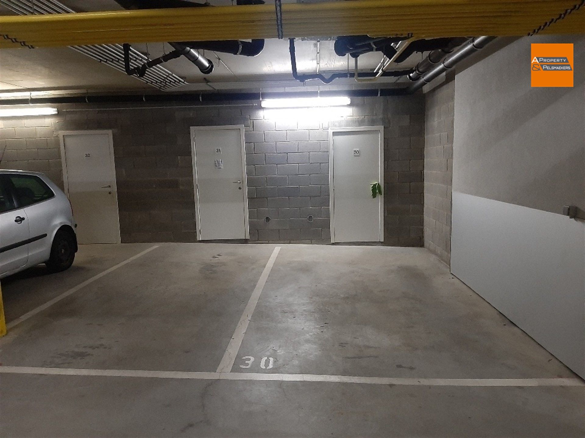 OPTIE : 5 ondergrondse staanplaatsen + 1 kelder foto {{pictureIndex}}