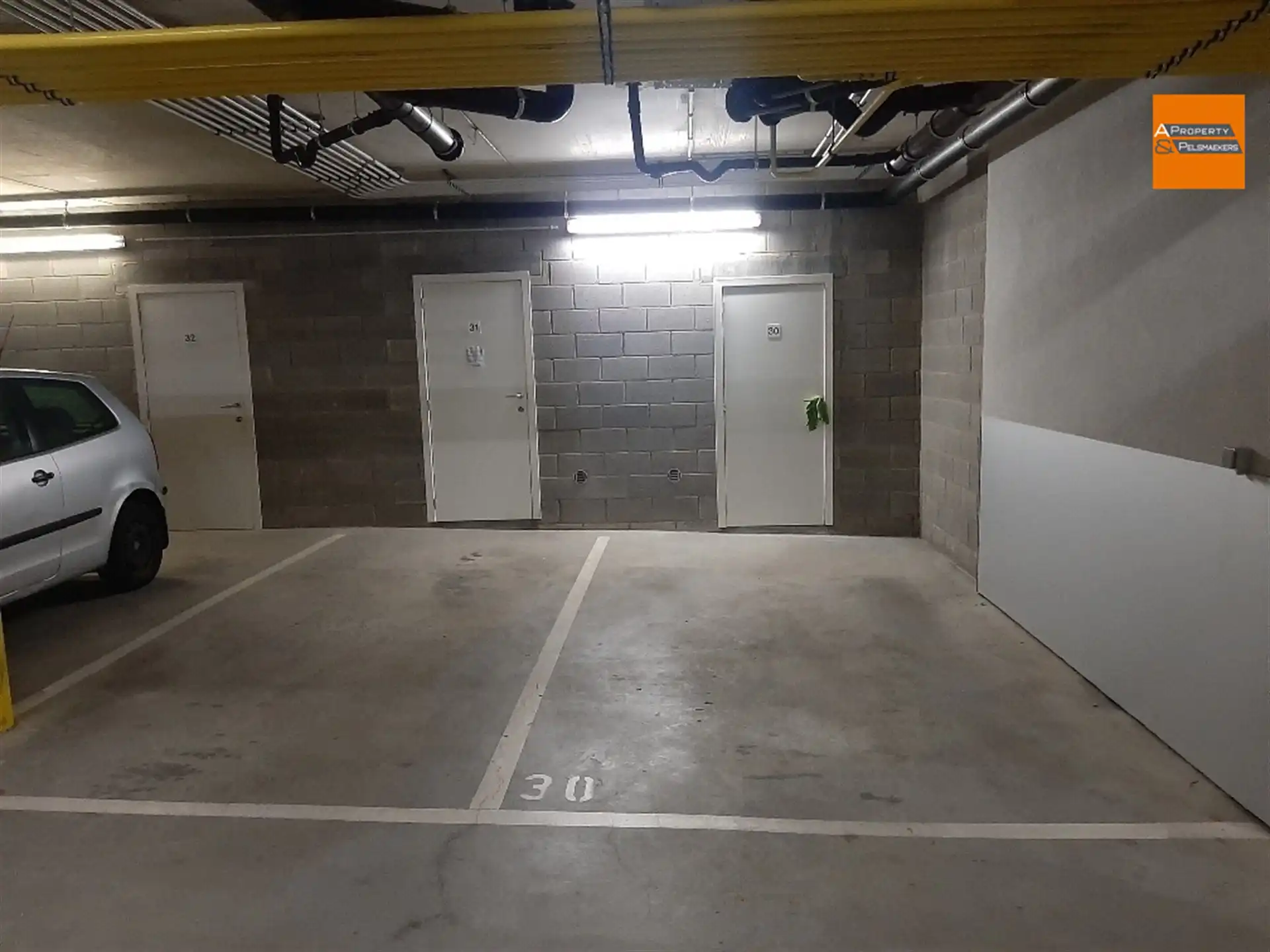 OPTIE : 5 ondergrondse staanplaatsen + 1 kelder foto {{pictureIndex}}