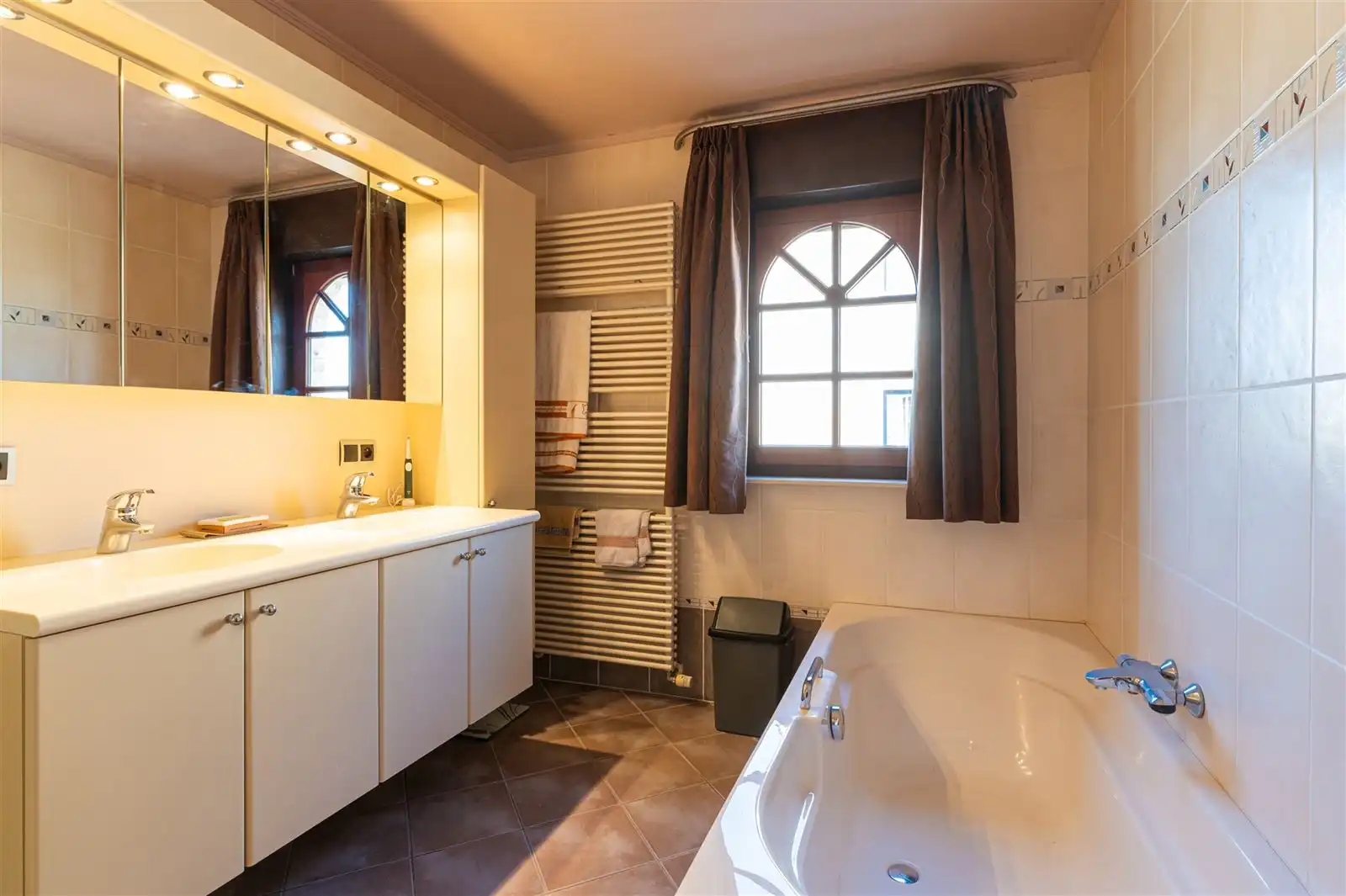 Ruime lichtrijke villa met tuin op 15are50 foto 15