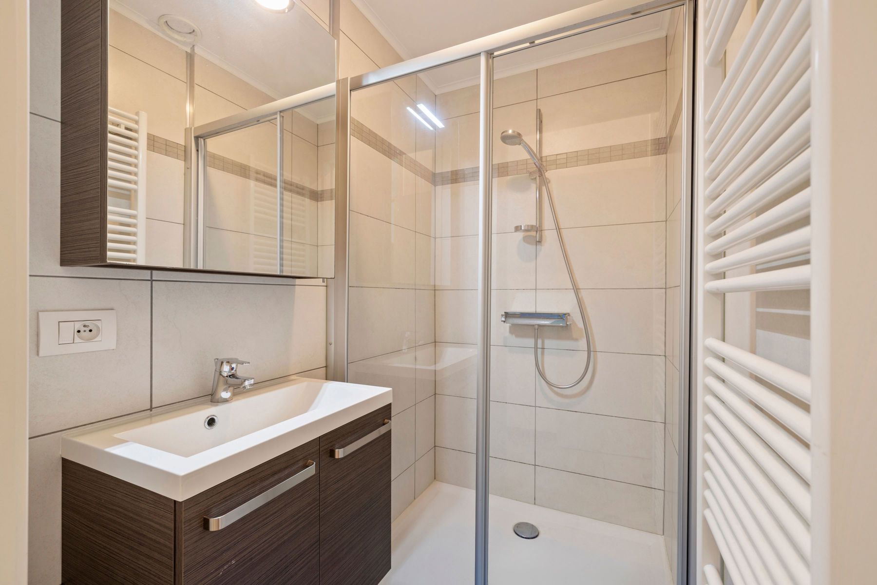 Ruim 2 slaapkamer appartement (2 badkamers) MET privé garage foto 22