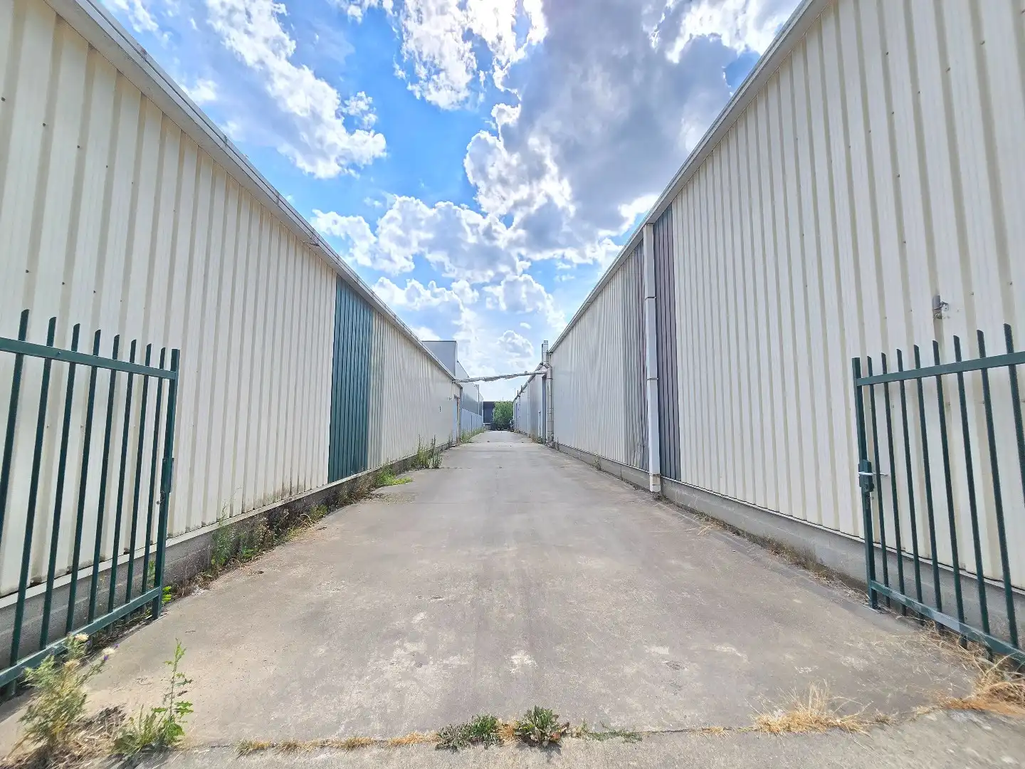 Ruime magazijn-/bedrijfsruimte van ca. 1.200 m² met 5 sectionaalpoorten en 3 laadkades op goed bereikbaar industrieterrein foto 23