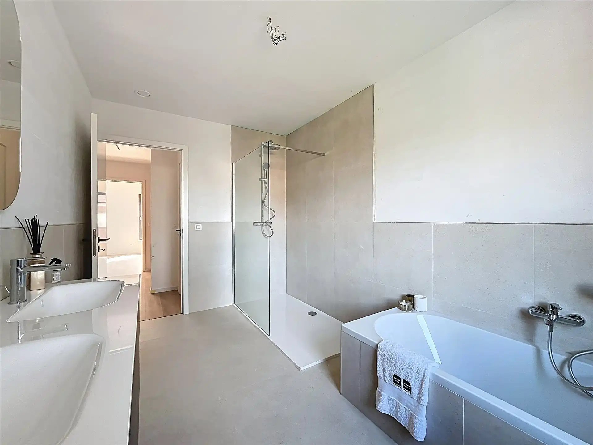 Prachtige Nieuwbouwwoning met 4 slaapkamers en 2 badkamers! foto 9