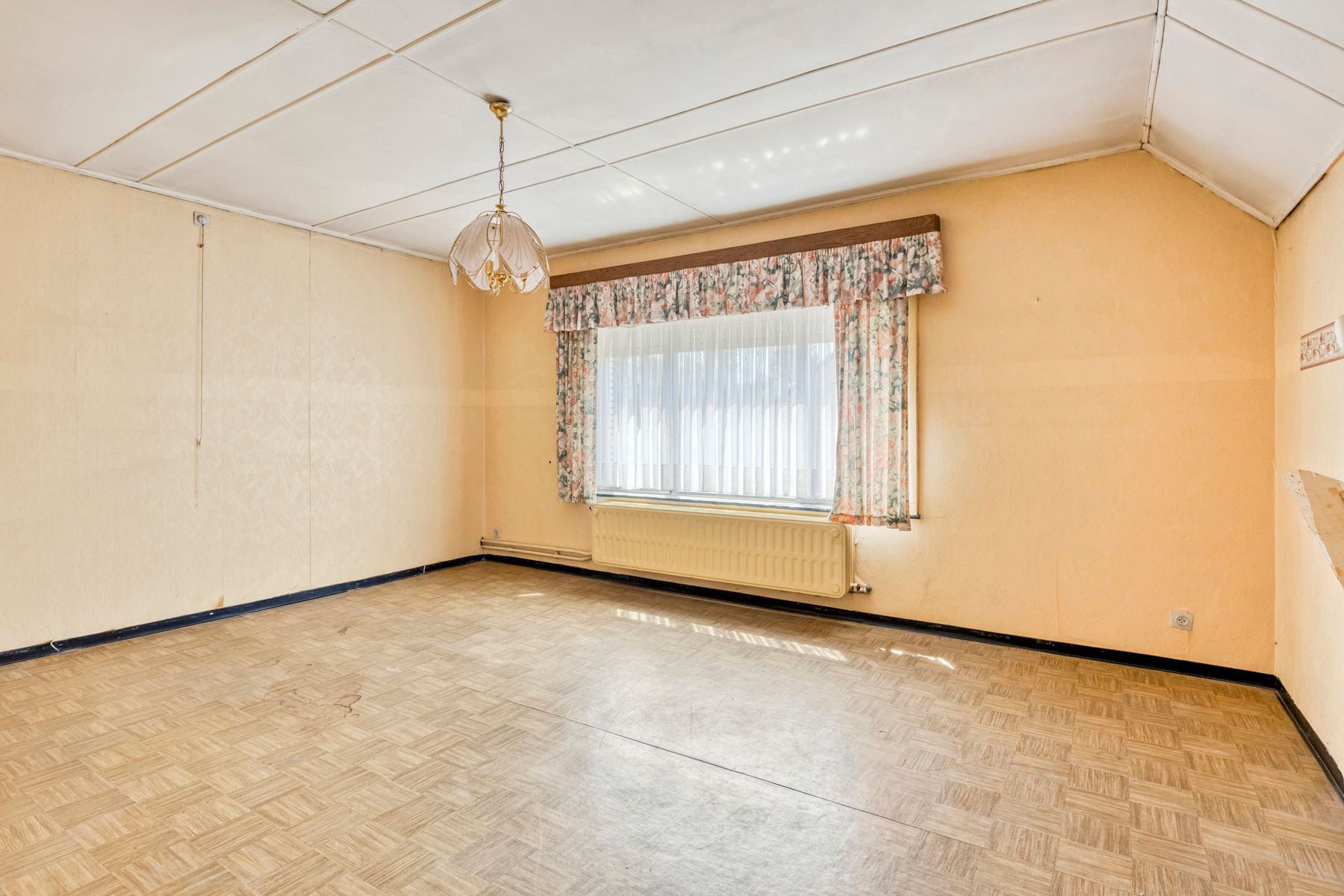 Te renoveren villa met 4 slpk, garage + carport en tuin! foto 13