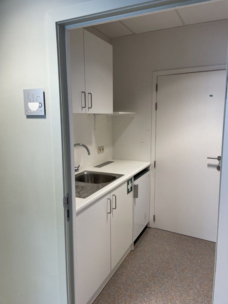 Instapklaar en polyvalent handelspand met 2 handelsruimten en ruim appartement foto 26