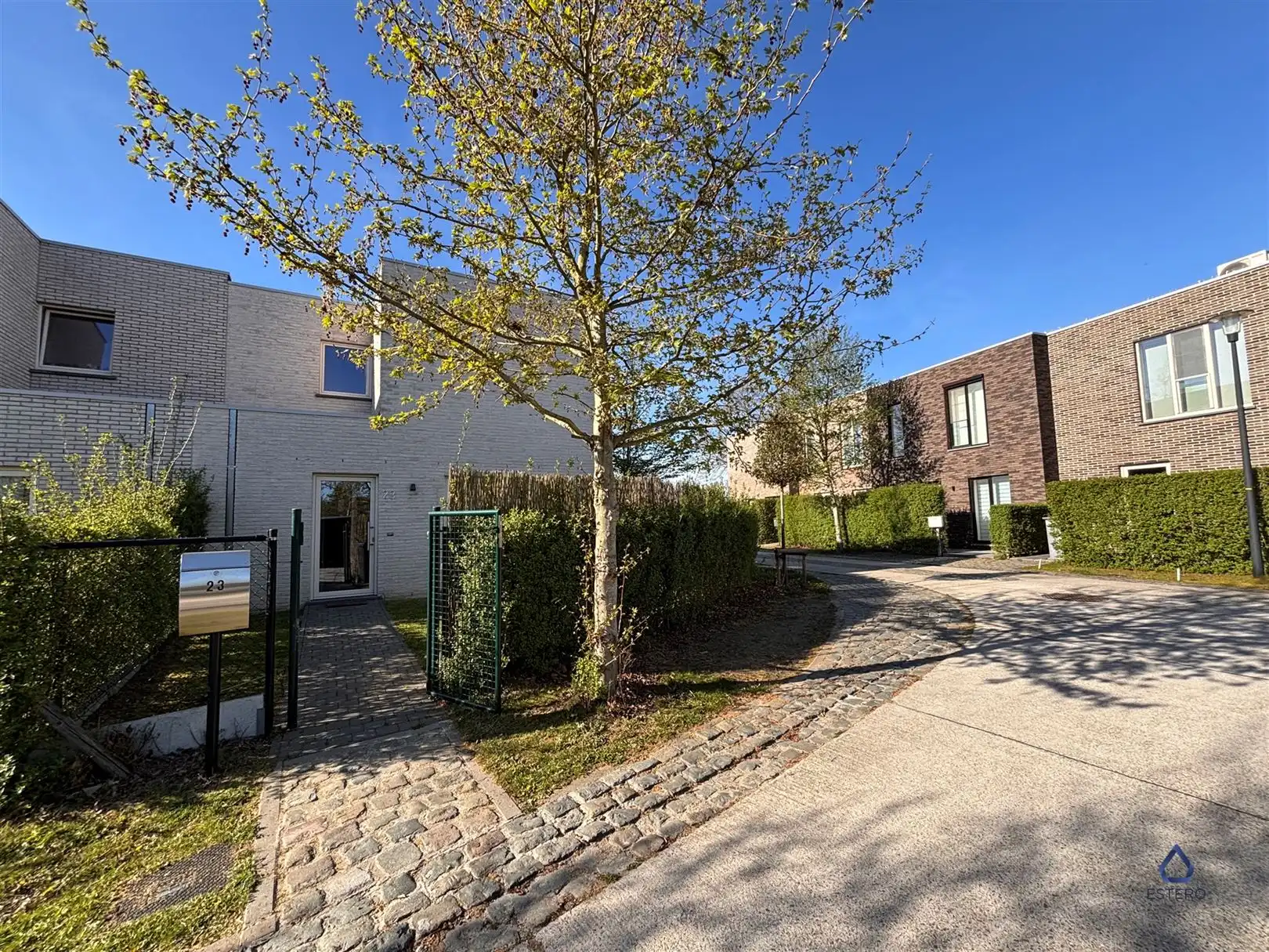 Moderne en energiezuinige woning met parking foto {{pictureIndex}}