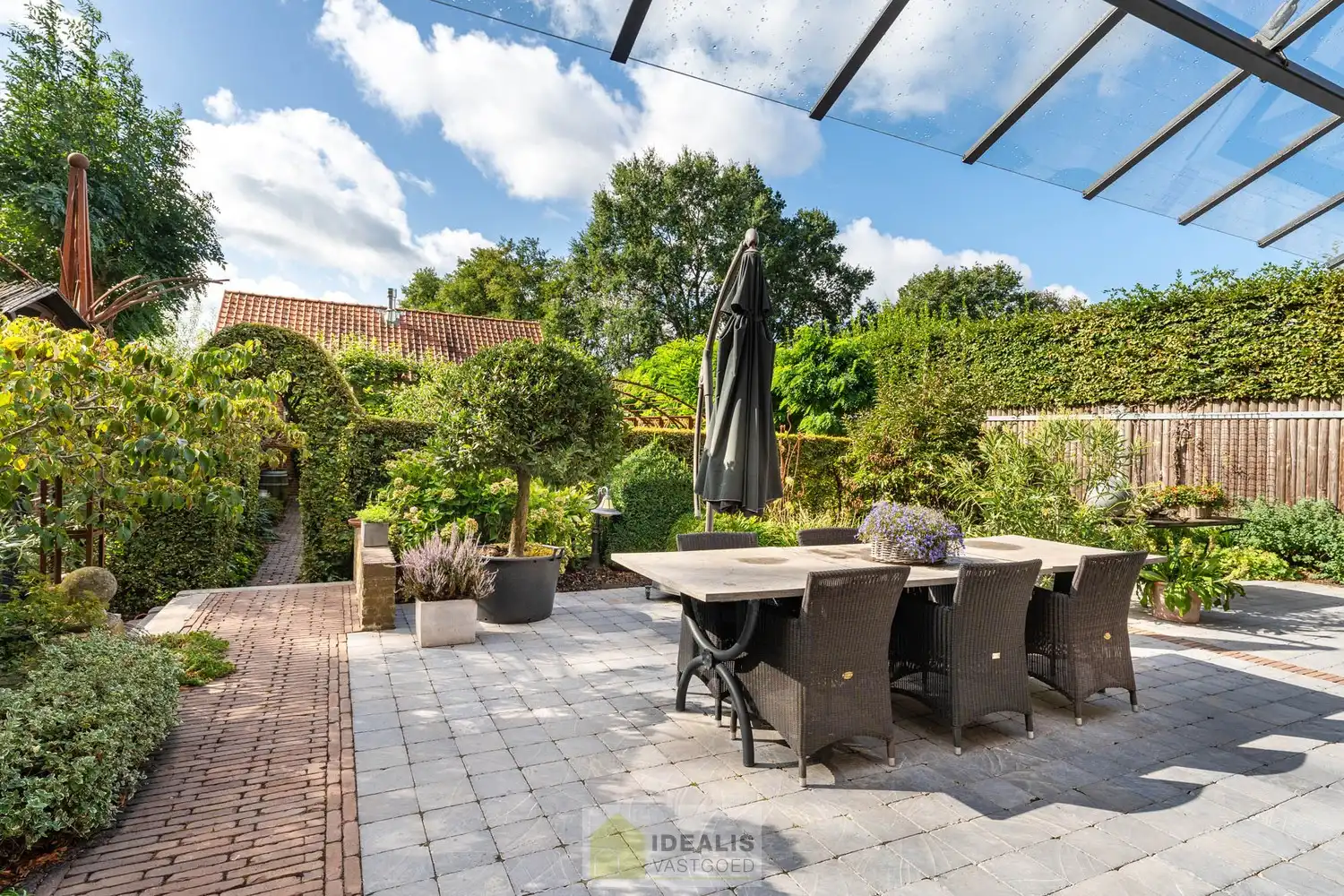 IDYLLISCH GELEGEN BIJZONDERE EIGENDOM BESTAANDE UIT RIANT WOONHUIS, APART BEWOONBAAR BIJGEBOUW EN ATELIER OMGEVEN DOOR EEN SCHITTERD AANGELEGDE TUIN EN WEILAND. Het domein is toegankelijk zowel aan de mooie Urnenveldstraat doch ook via een uitzonderlijk mooie oprijlaan toegankelijk langs de boszijde van het perceel. Deze vrijstaande woning, gebouwd in 1986, beschikt over een sfeervolle leefruimte in vol contact met de tuin en biedt een heerlijke atmosfeer dankzij de centraal geplaatste speksteenkachel. Op de verdieping beschikt de woning over slaapkamers en sanitair. Een absolute meerwaarde is het afzonderlijk volledig ingericht bijhuisje, centraal op het perceel, voorzien van alle woonfaciliteiten. Verder is er de mogelijkheid om wonen/werken te combineren via het knap afgewerkte atelier, met vergezicht op het eigen weiland. Geschikt voor kandidaten op zoek naar een ruime en instapklare parel met een idyllische uitstraling! foto 33