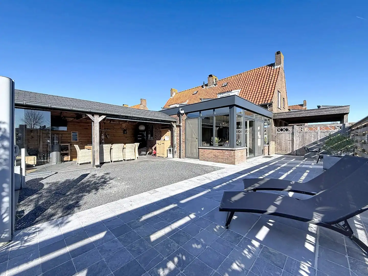 Instapklare twee-onder-een-kapwoning met uitbouw, luxe overkapping en zonnige tuin op het westen  foto 34