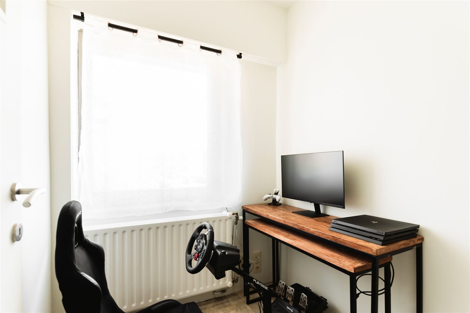 Instapklare woning met zeer grote garage en oprit foto 17
