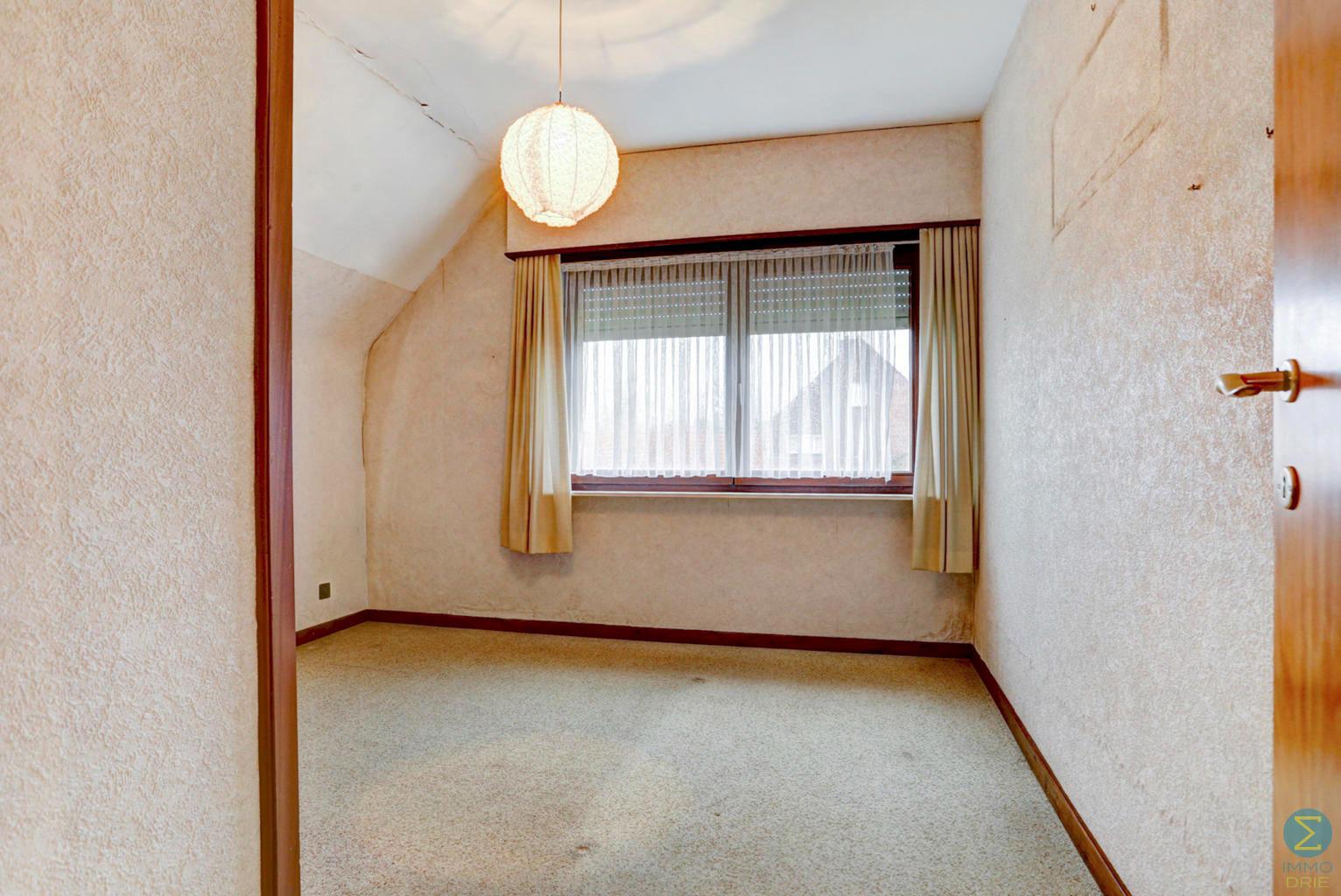 Te renoveren vrijstaande woning met 4 slpks op 898m² grond. foto 18