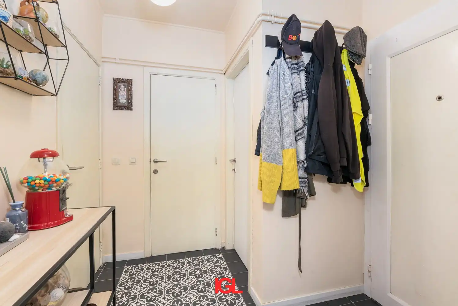 Gerenoveerd gelijkvloers appartement met 2 slaapkamers en garage. foto 3