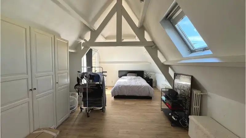 Ruime en kwaliteitsvol afgewerkte studio in loftstijl te huur in Brugge foto 6