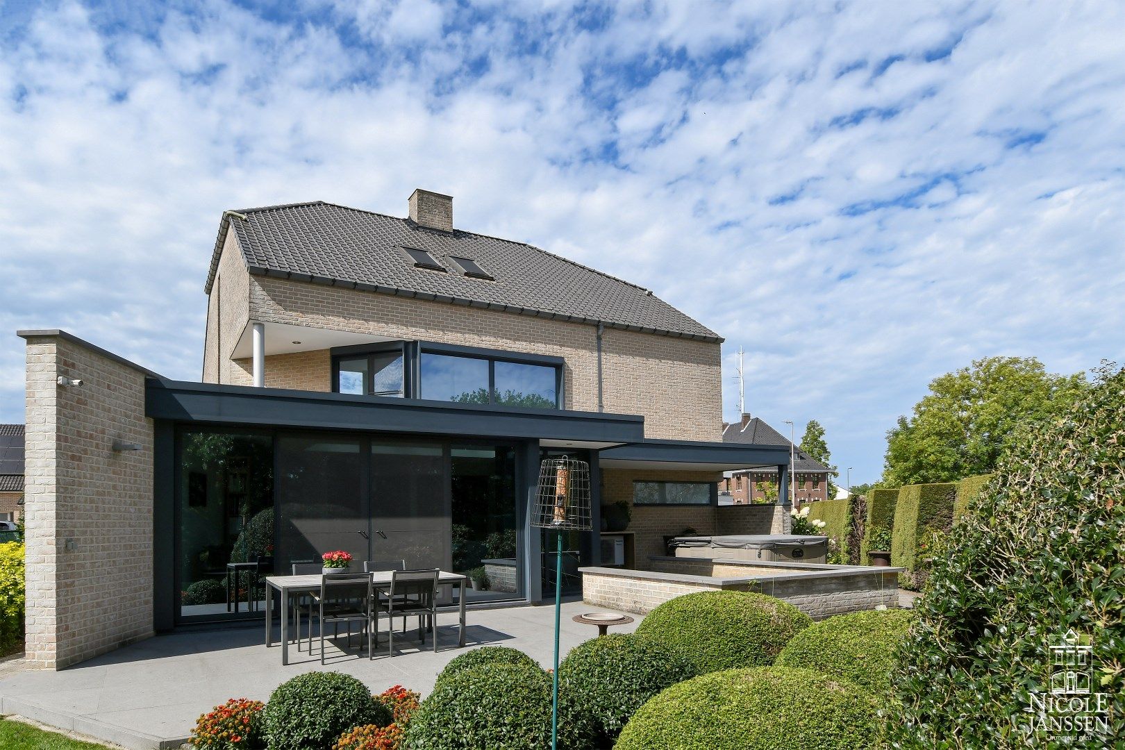 Verzorgde ruime woning met gelijkvloers praktijkgedeelte en prachtige tuin foto 5