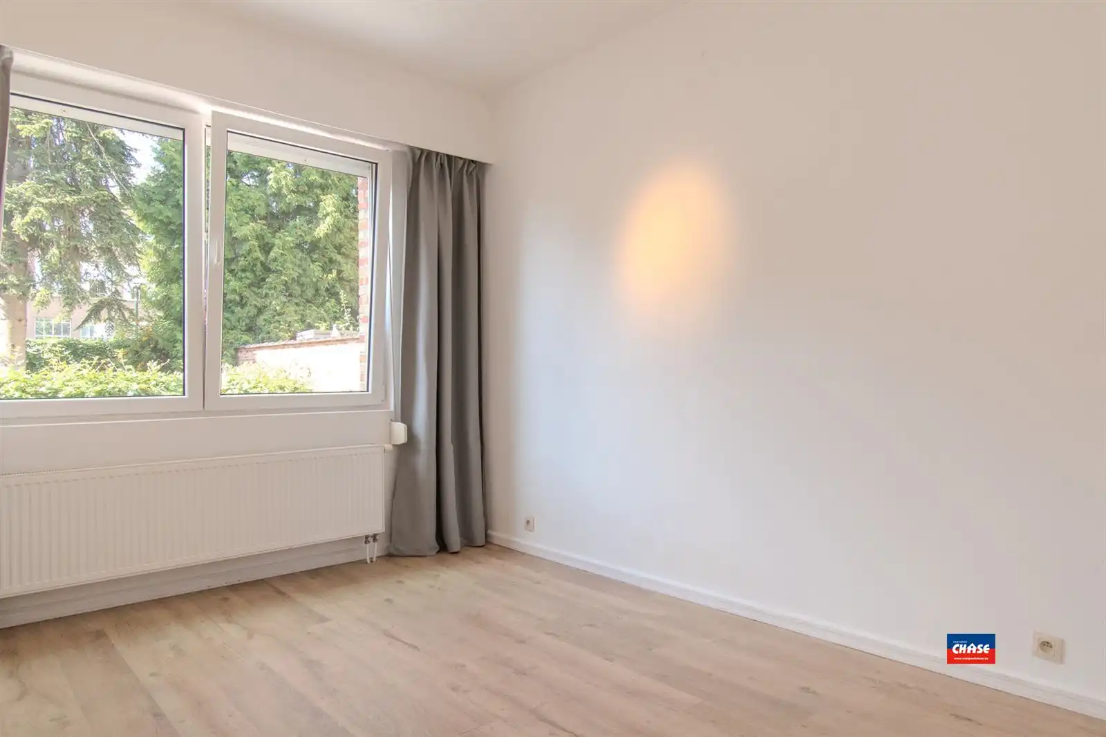 Sfeervol gerenoveerd gelijkvloers appartement met mooie tuin foto 21