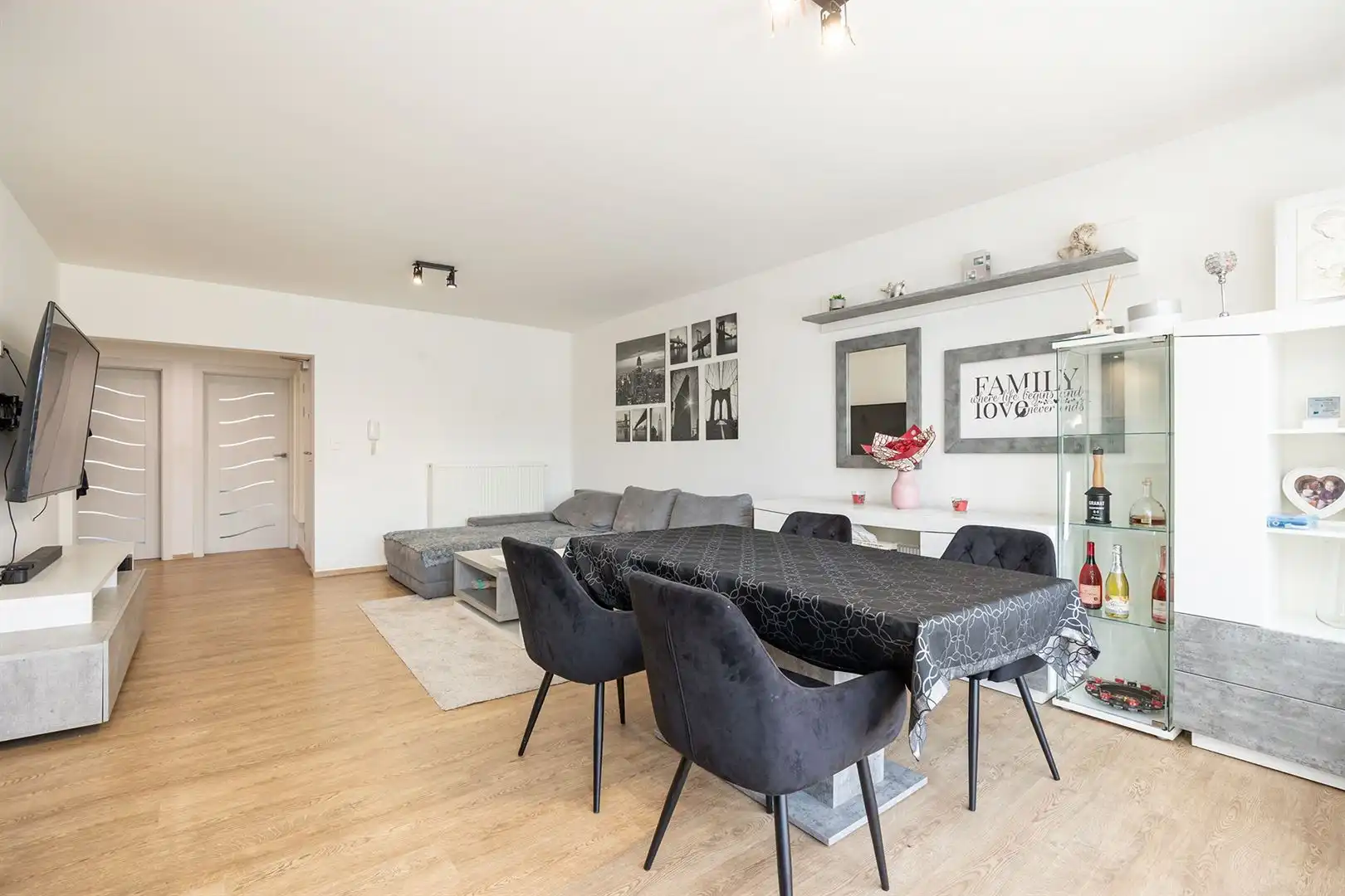 Tussen twee parken: licht appartement met tuin en garage foto 6