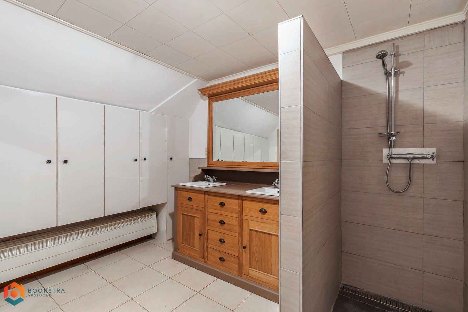 Landelijke Villa gelegen in groene omgeving met veel potentieel foto 19