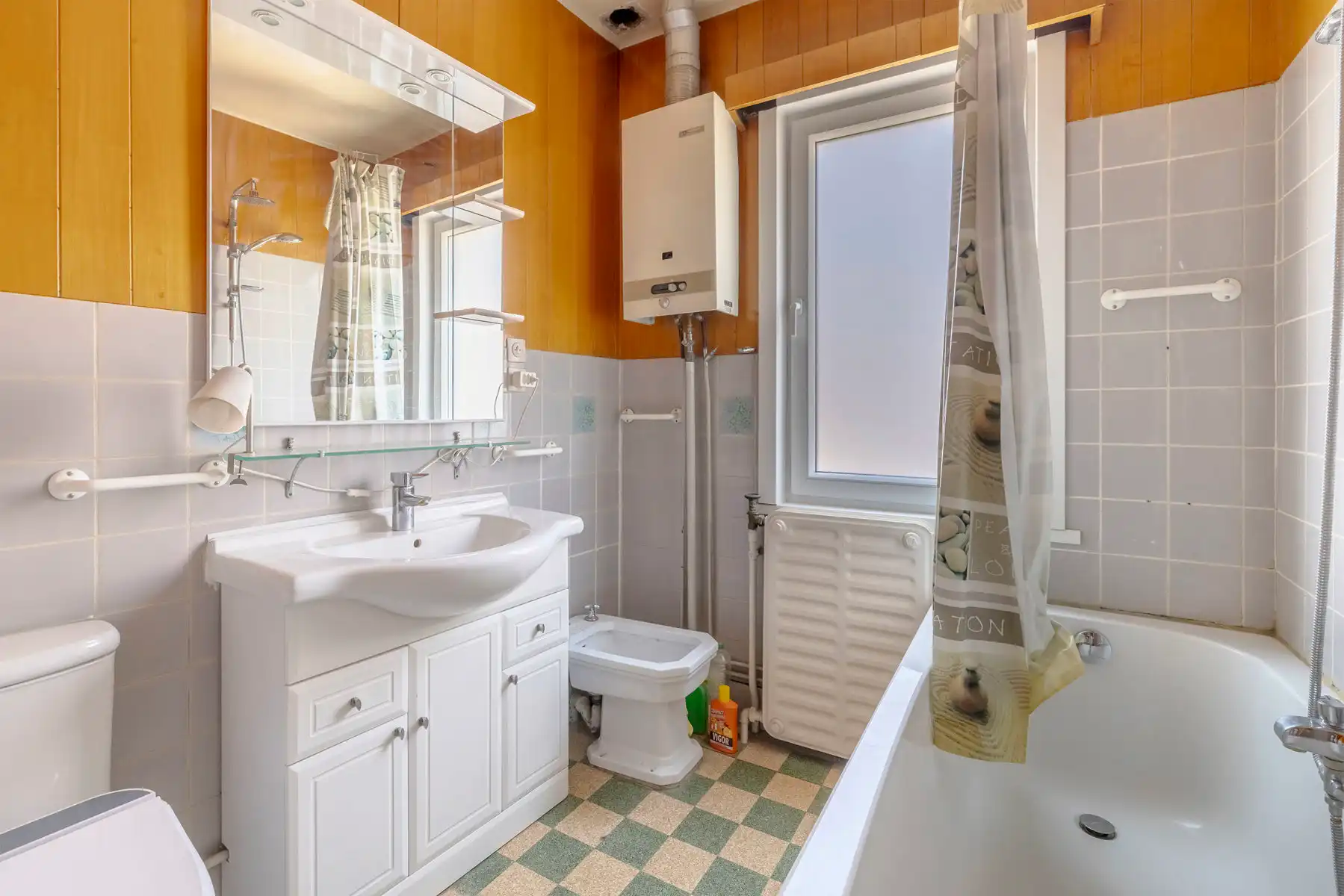 Te renoveren appartement met ruim magazijn/garage foto 18