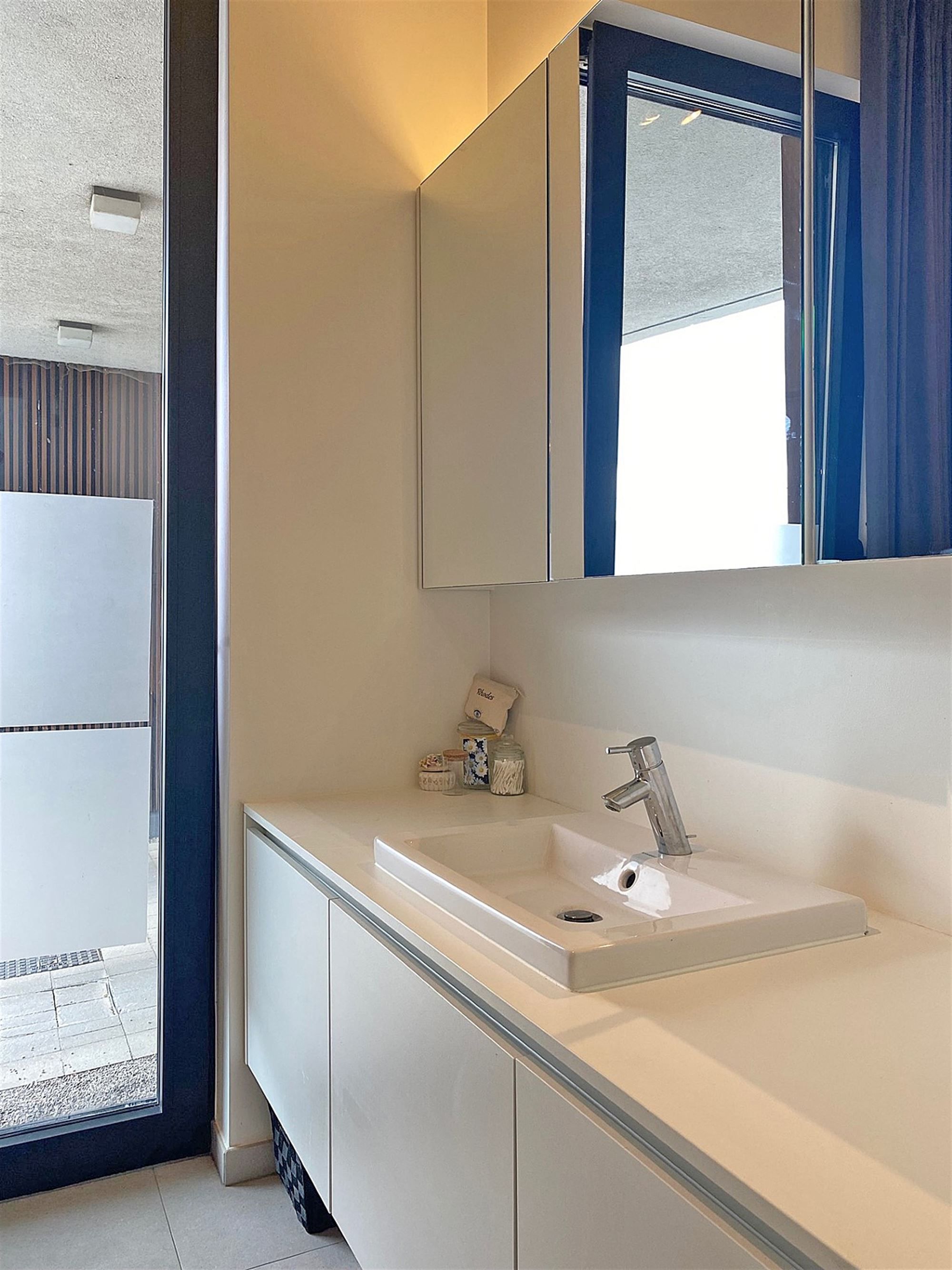 Aangenaam kwalitatief APPARTEMENT (gelijkvloers) met 1 slpk, 1 staanplaats en kelderberging foto 6