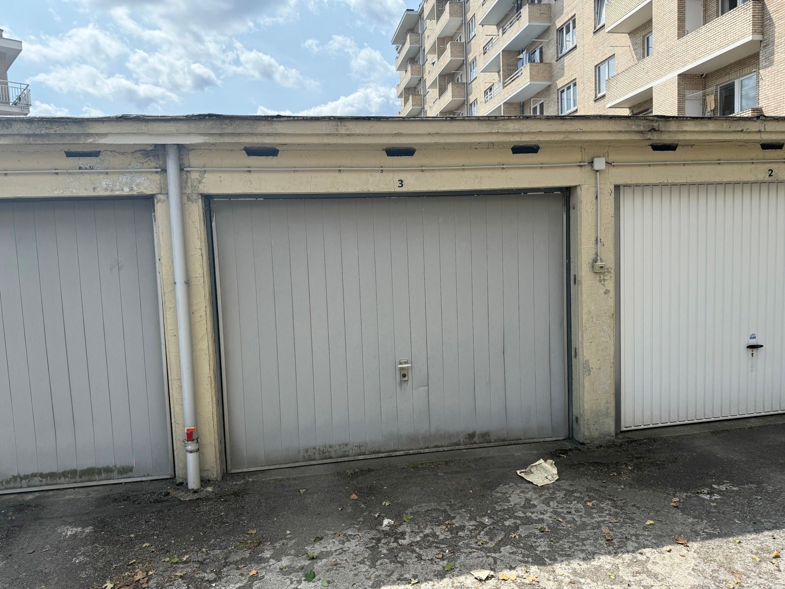 Gesloten garagebox met slagboombeveiliging foto 4