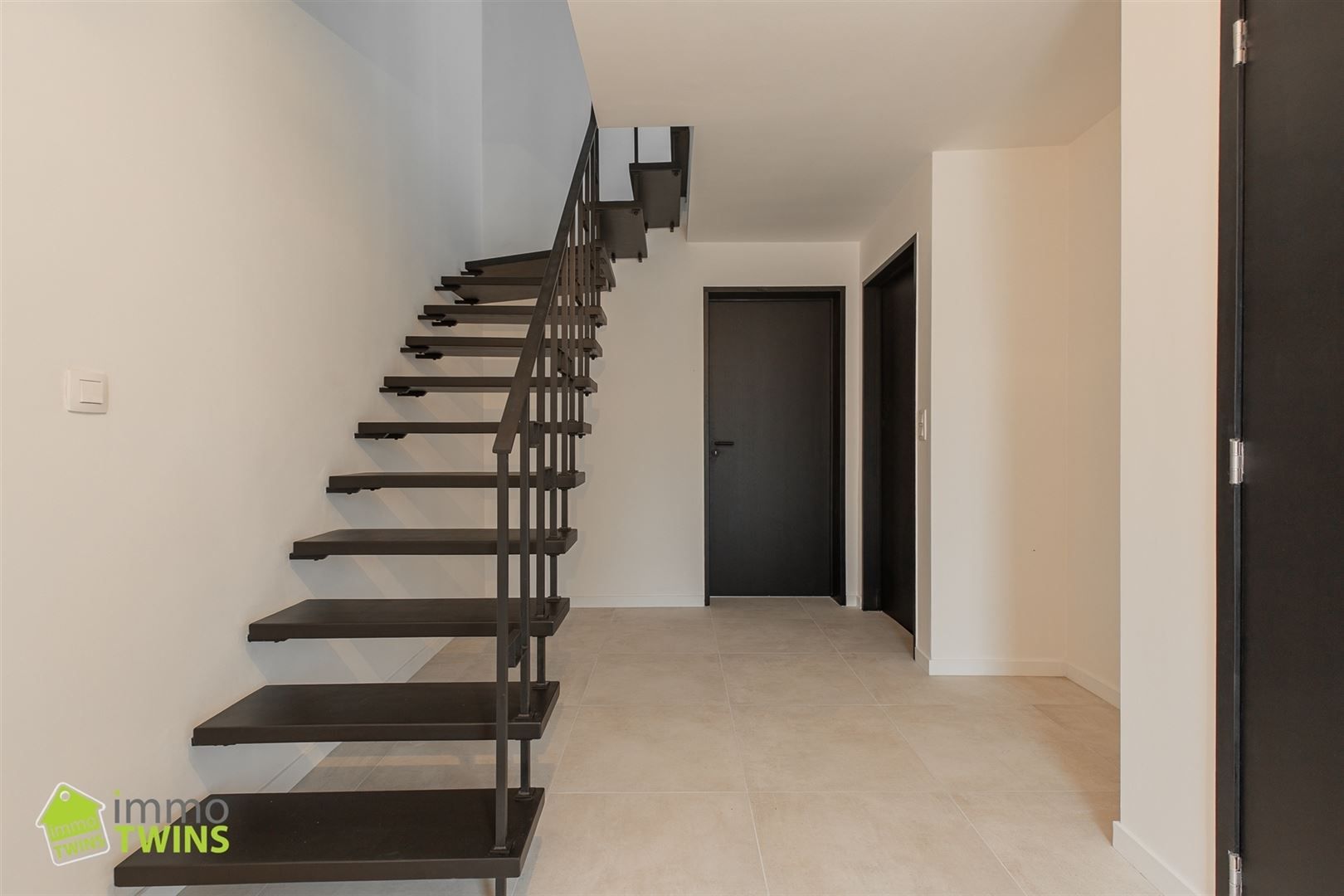 Ruime, stijlvol gerenoveerde woning met garage en oprit foto 24