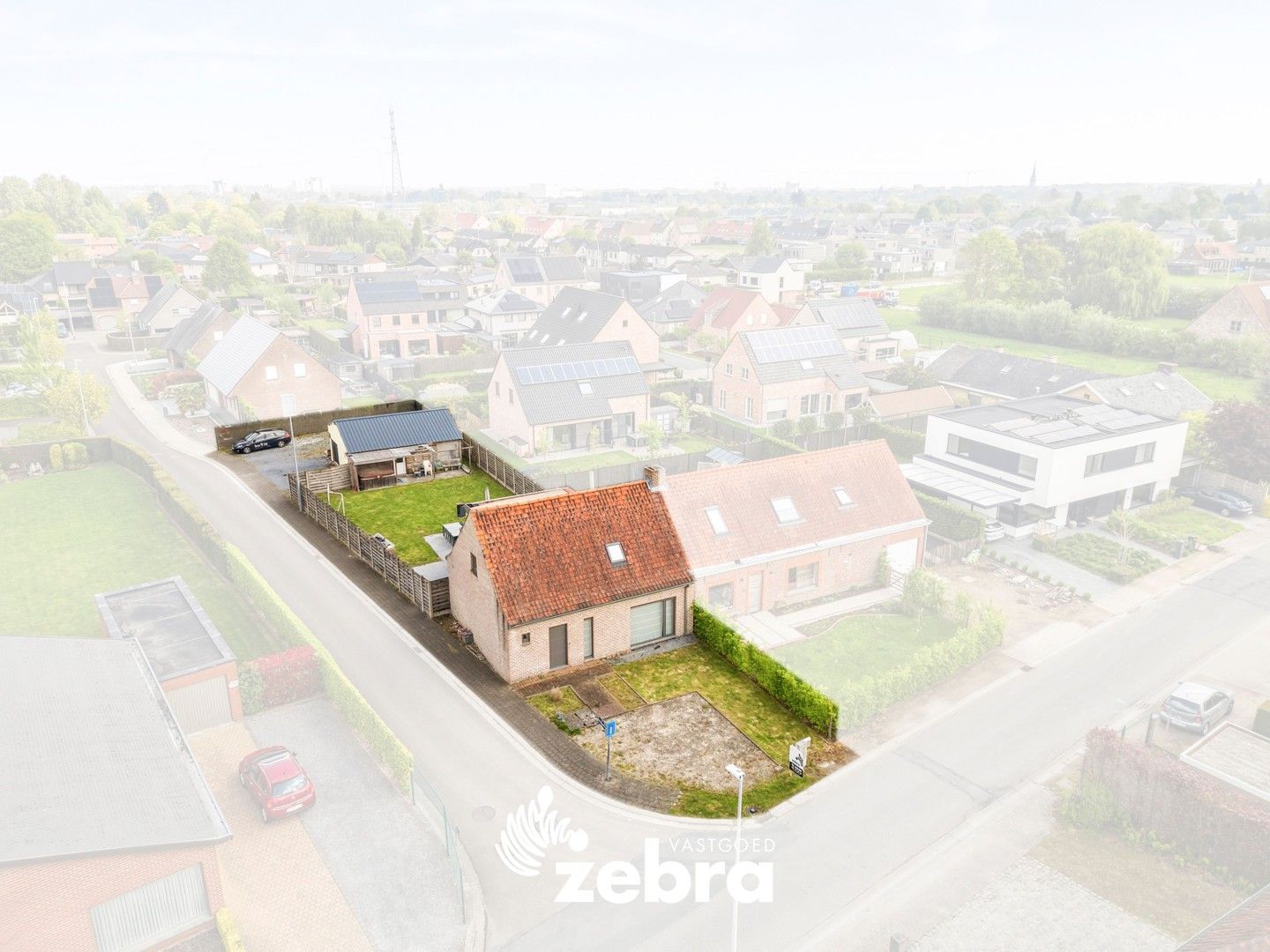 Instapklare woning met drie slaapkamers en loods op een toplocatie te Izegem! foto 2