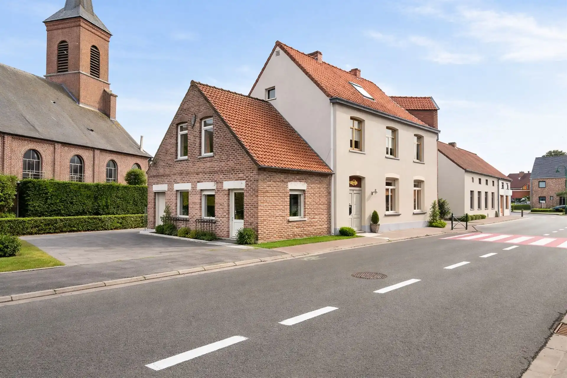 Goedgelegen opbrengsteigendom: handige handelsruimte & 2 app foto {{pictureIndex}}