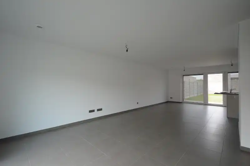 Recente lage-energiewoning met mooie tuin en garage foto 3