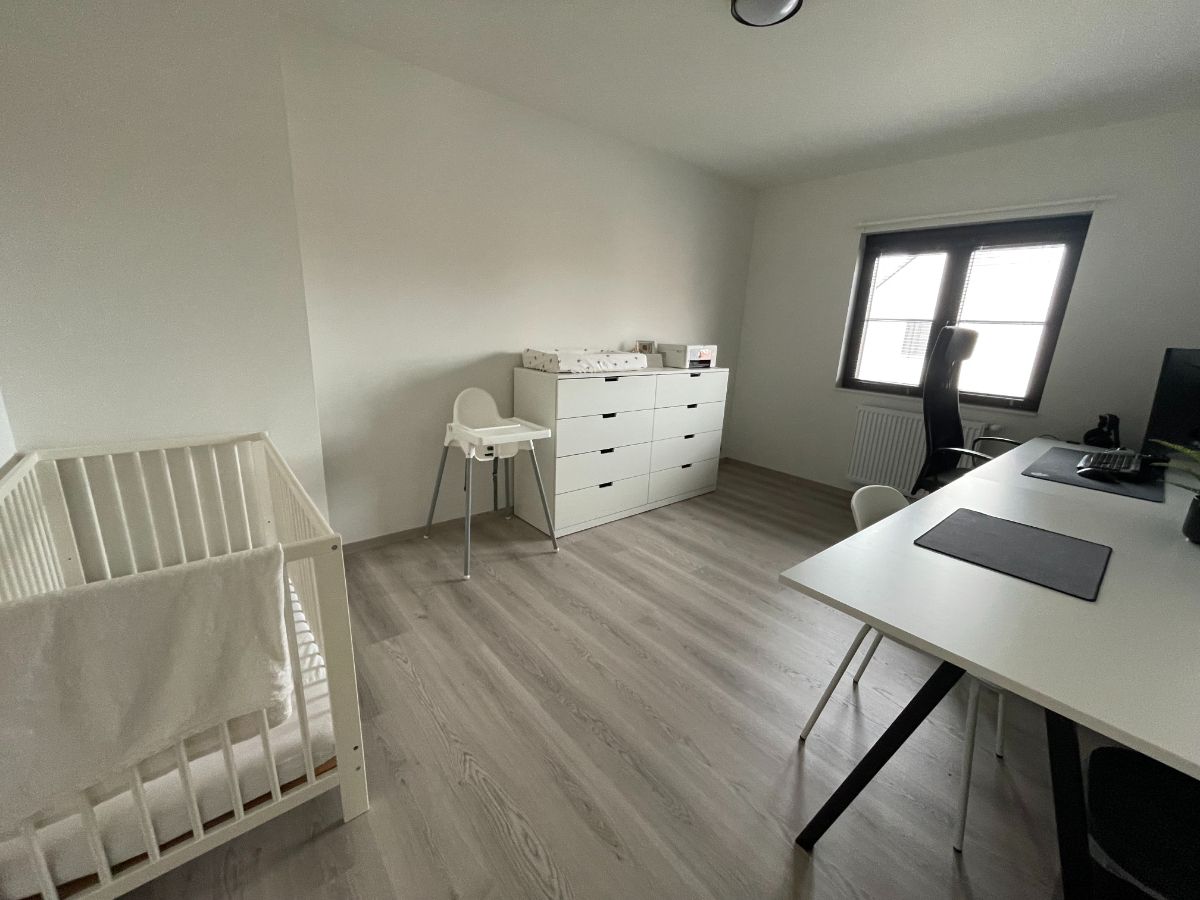 Drie slaapkamer EENGEZINSWONING met garage & tuin foto 31