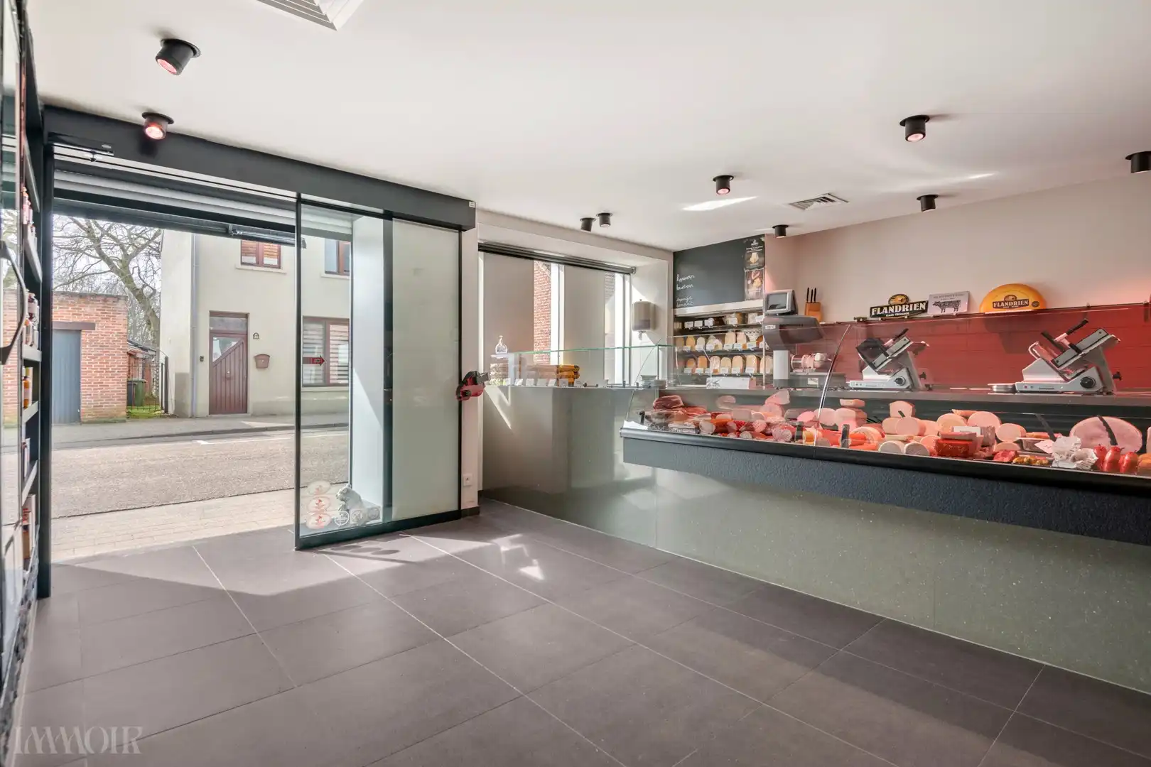 Veelzijdig commercieel pand met ruime woonst, terras en tuin. foto 4